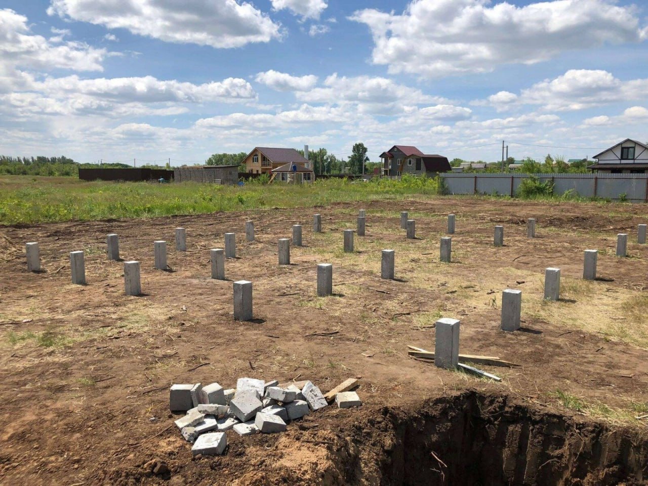 Норильчанка хотела построить дом но вместо этого пришлось судиться В мае 2024 года жительница Норильска заключила договор подряда на строительство жилого дома во Владикавказе Однако спустя несколько месяцев выяснилось что из запланированных работ установлены лишь бетонные сваи под фундамент За защитой своих прав норильчанка обратилась в управление Роспотребнадзора Сотрудники ведомства помогли ей составить исковое заявление и вернуть расходы и убытки Специалисты Роспотребнадзора помогли женщине подготовить иск для судебных разбирательств Суд изучив дело взыскал с подрядчика Эко хаус более 4 78 миллиона рублей включая уплаченные по договору 1 505 000 рублей неустойку в размере 1 505 000 рублей штраф 1 597 001 рубль проценты за пользование чужими денежными средствами 142 711 рублей а также убытки 31 302 рубля Решение суда вступило в законную силу   Отправить сообщение Наш чат