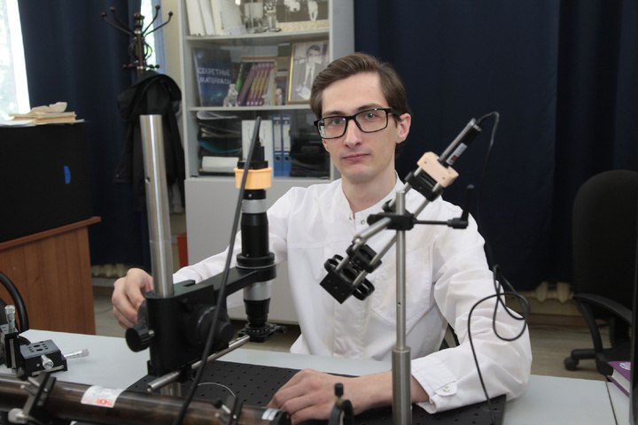 Доктор «Алгоритм»: комментарий Ю.И. Суркова о доверии к ИИ в медицине  Искусственный интеллект  ИИ  всё активнее внедряется в медицину: помогает врачам ставить диагнозы, подбирать лечение и отслеживать состояние пациентов. Несмотря на успехи, россияне относятся к таким технологиям настороженно. По данным опроса ВЦИОМ, более половины  53%  граждан испытывают дискомфорт при использовании ИИ в здравоохранении. Основные причины – непонимание принципов работы систем и недоверие к «невидимому» алгоритму. При этом лишь 25% опрошенных слышали об успешных примерах применения ИИ в медицине или лично сталкивались с ними.  О ключевых барьерах, достижениях и перспективах ИИ в российской медицине говорим с Юрием Игоревичем Сурковым – инженером Научного медицинского центра СГУ, младшим научным сотрудником лаборатории биомедицинской фотоакустики.  Учёный в интервью каналу СГУ в «Дзен» рассказал, может ли ИИ реально улучшить здоровье пациентов, и объяснил, какие риски связаны с искусственным интеллектом в медицине.