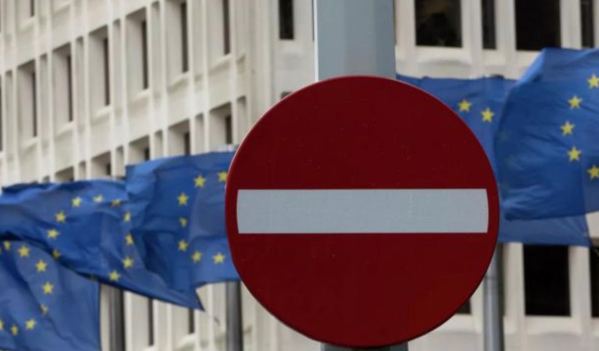 В ЕС снова переругались из за санкций против РФ Словакия и Австрия заблокировали новый пакет Евросоюз снова не смог договориться о новых санкциях против России На встрече послов стран членов ЕС обсуждали какие меры ввести но согласия так и не нашли Решение отложили на пятницу а пока политики разъехались без конкретного результата пишет Politico Причина споров в том что некоторые страны в том числе Австрия Венгрия и Словакия опасаются что новые ограничения ударят по их экономике Премьер министр Словакии даже сказал что нельзя говорить о санкциях против России не решив при этом проблемы с ценами на энергию и автомобильной промышленности Теперь все решится вероятно только на саммите ЕС 23 24 октября