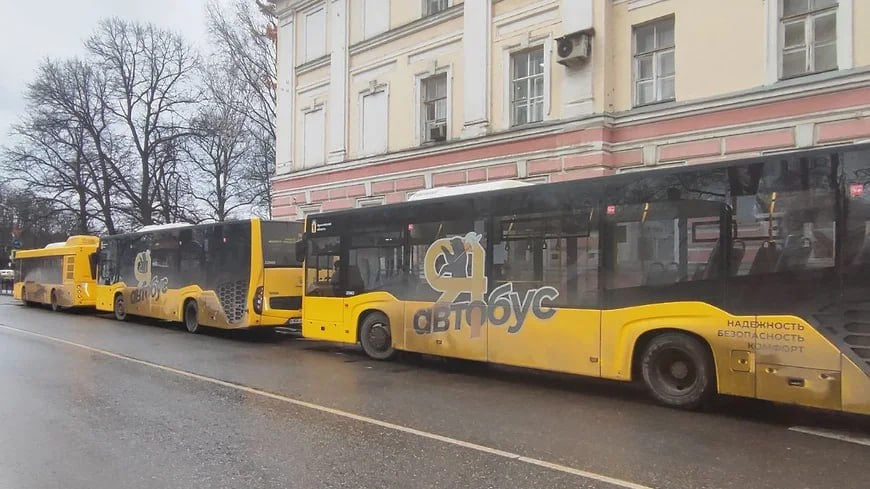 В Ярославле с двумя перевозчиками хотят расторгнуть контракты  «Больше всего вопросов сейчас к фирмам "Стартранс" и "Первая пассажирская компания". С каждым из двух перевозчиков намерены расторгнуть по одному контракту, в которые входят маршруты, где выявлено самое большое количество нарушений»,— сообщил губернатор Михаил Евраев.  У ООО «Стартранс» это маршруты №13, 23, 39, 57, у ООО «Первая пассажирская компания» – №41, 62, 79. Транспортным компаниям дано десять дней на исправление ситуации.  Присоединяйтесь к Telegram-каналу «Ъ-Ярославль»