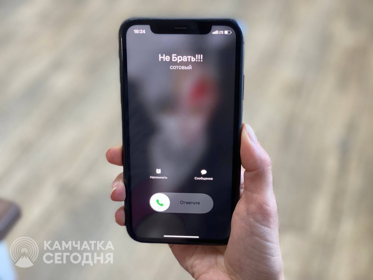 Полмиллиарда рублей за 10 месяцев отдали мошенникам жители Камчатки Жители Камчатки продолжают попадаться на уловки телефонных мошенников которые с начала года похитили у них более полумиллиарда рублей Согласно данным прокуратуры края только в октябре аферисты обманули камчатцев на 95 миллионов рублей передает Камчатка Сегодня Особенно сильно страдают пожилые люди 70 летняя жительница Петропавловска Камчатского перевела лже сотруднику Центробанка свыше 6 миллионов рублей после звонка с предложением обезопасить её сбережения Другая пенсионерка отдала курьеру 3 35 миллиона рублей поверив сказке о проверке купюр от мнимых сотрудников Росфинмониторинга и ФСБ Мошенники используют разные схемы Один житель края потерял 110 тысяч рублей попытавшись купить автомобиль в интернете и внеся залог продавцу который сразу исчез 63 летняя женщина перевела 40 тысяч рублей аферисту который месяц убеждал её в сказочной прибыли от инвестиций А 25 летняя девушка лишилась 700 тысяч рублей поверив сотруднику антитеррористической организации Всего с января в регионе зарегистрировали 917 случаев хищения денег с использованием цифровых технологий Прокуратура призывает граждан быть бдительными при общении с незнакомцами по телефону и в интернете Мы в MAX