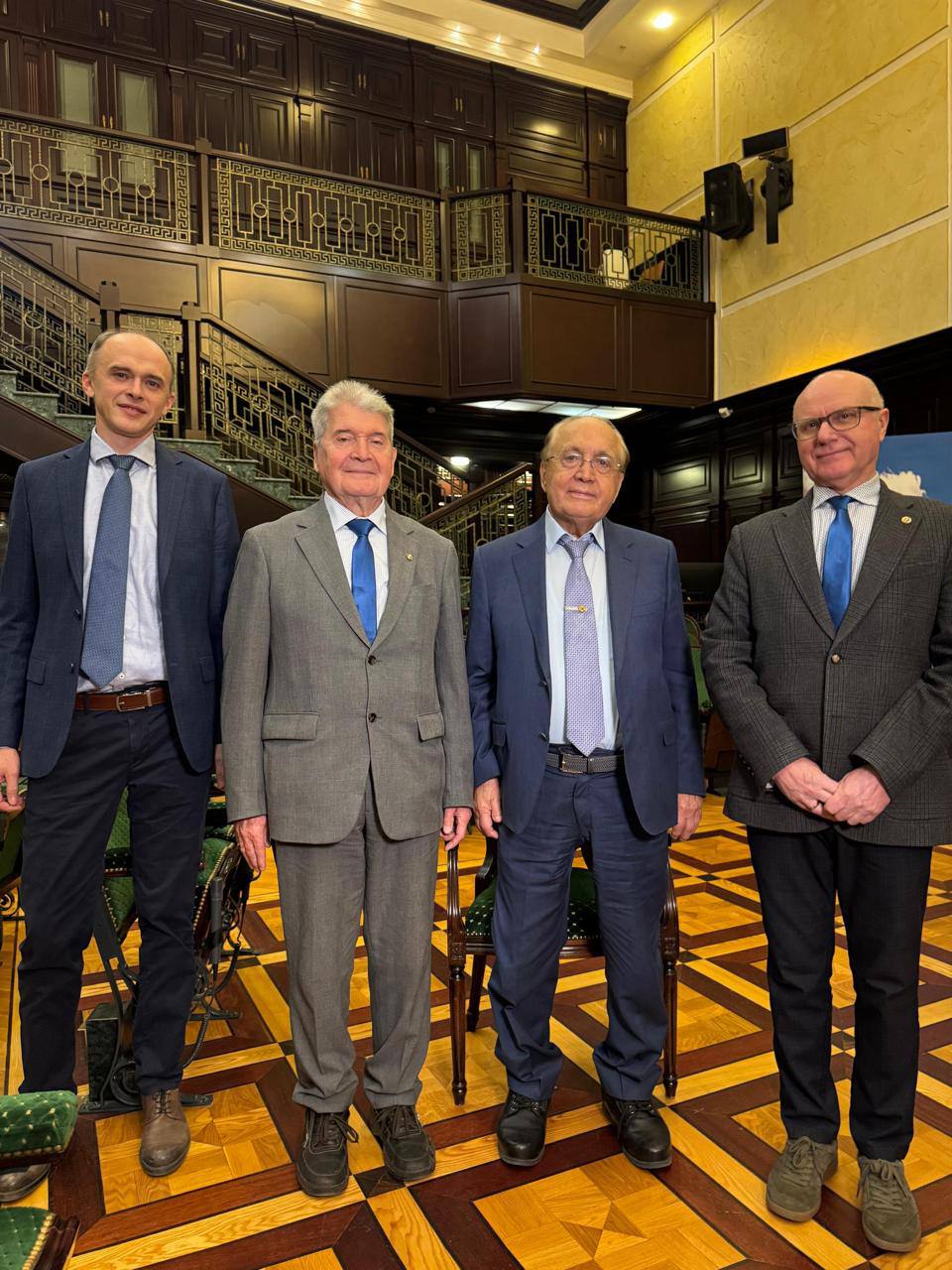 МГУ получил премию правительства РФ в области науки и техники за 2025 год Награду ректору университета Виктору Садовничему вручил председатель правительства Михаил Мишустин Премией отмечён проект создания Кавказской горной обсерватории одного из самых долгожданных и масштабных инфраструктурных проектов университета последних десятилетий Работы над КГО начались почти двадцать лет назад В проекте участвовали сотрудники ГАИШ имени Штернберга физического факультета и несколько научных лабораторий МГУ Среди удостоенных награды профессор Марина Сакович директор ГАИШ Константин Постнов а также посмертно доцент физфака Виктор Корнилов стоявший у истоков обсерватории и многих её ключевых технических решений Комплекс расположен в Карачаево Черкесии на высоте более 2000 метров Он включает лабораторный корпус жилые модули и главный телескоп диаметром 2 5 метра один из крупнейших на территории России На нём ведутся наблюдения экзопланет вспышек сверхновых чёрных дыр и других астрофизических объектов На базе КГО проходят студенческие практики летние школы научные конференции Здесь же создаётся первая российская система космической квантовой связи а в ближайшие годы планируется установка комплекса для лазерной локации Луны с рекордной субмиллиметровой точностью В университете отмечают что запуск обсерватории открывает новые возможности как для фундаментальных исследований так и для подготовки молодых специалистов