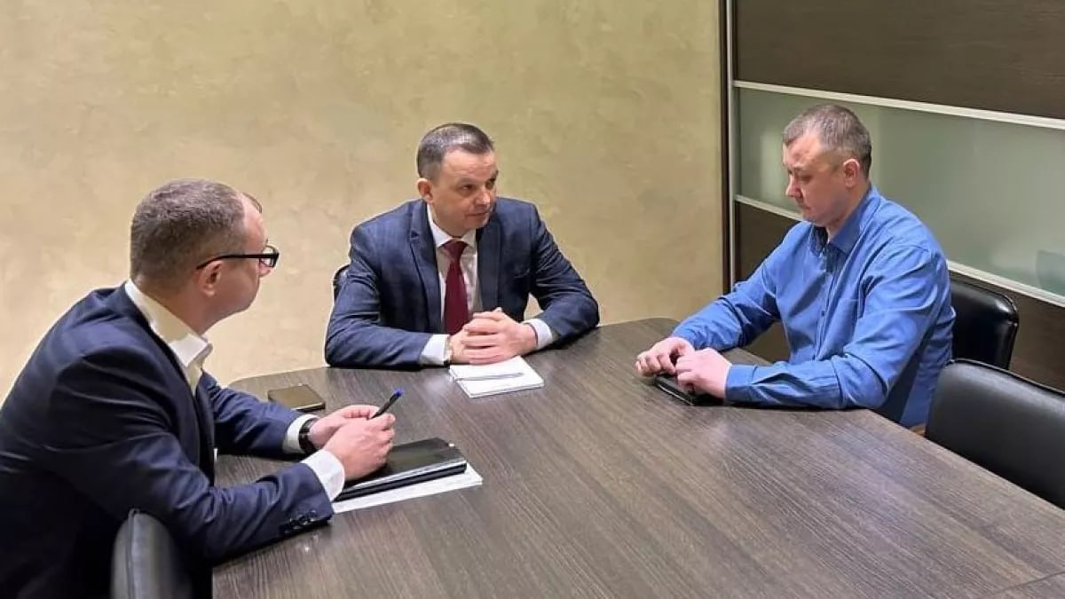 ТОЛК новости Барнаула Алтайского края и Республики Алтай Перевозчик извинился за инцидент в маршрутке 120 Накануне в соцсетях появилась информация что 12 летняя девочка ехала в автобусе в селе Власиха и собиралась выйти на остановке Инженерная Однако по словам ее мамы водитель не выпустил ребенка из за отсутствия сдачи с тысячи рублей Сообщалось что девочку высадили только после того как за нее заплатила другая пассажирка Ситуация была детально проанализирована Взята объяснительная с водителя Ранее на него жалоб не поступало По словам водителя автобуса злого умысла у него не было Он не понял где ребенок был намерен выйти из автобуса и не сразу понял что за него оплатил проезд другой пассажир Это человеческая ошибка но мы ее не оправдываем пояснил руководитель перевозящей организации Сергей Усольцев В компании подробнее на канале ТОЛК новости Барнаула Алтайского края и Республики Алтай