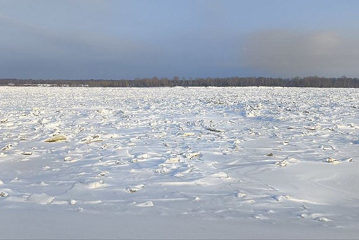 Спасли одного Снегоход с двумя людьми провалился под лед в Свердловской области Снегоход с двумя людьми провалился накануне под лед на Белоярском водохранилище Лёд не выдержал веса транспортного средства в результате чего водитель снегохода и его пассажир ушли под воду На акватории Белоярского водохранилища на снегоходе провалились под лед два человека 1 человек спасен специалистами МЧС России поиски еще 1 человека продолжаются говорится в сводке ГУ МЧС России по Свердловской области uralweb ru