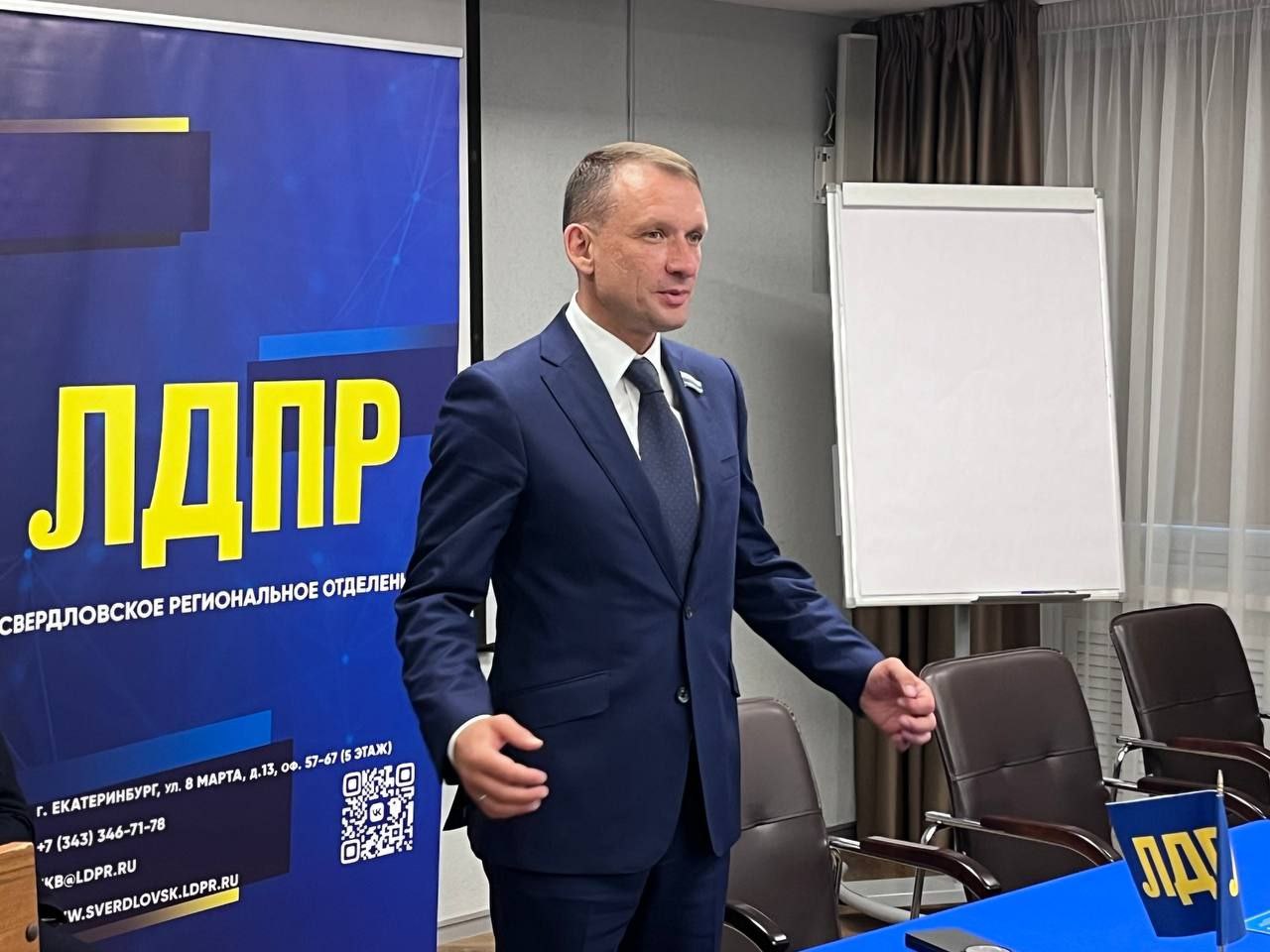 ЛДПР провела оперативную замену кандидата на пост свердловского губернатора Реготделение партии выдвинуло своего лидера Александра Каптюга на выборы губернатора. Новая конференция партии прошла сегодня. В 2022 году Каптюг уже участвовал в выборах губернатора Свердловской области. Необходимость проведения новой конференции возникла после того, как уже выдвинутый региональным отделением депутат Госдумы Станислав Наумов вышел из гонки. Напомним, на 13 июля документы на выдвижение в облизбирком, подали пять человек: врио губернатора Денис Паслер от «Единой России» , депутаты свердловского заксобрания Рант Краев от «Новых людей» и Александр Ивачев КПРФ , депутат Госдумы Андрей Кузнецов от партии «Справедливая Россия – За правду!» , Динамудин Садихов «Гражданская инициатива» . Само выдвижение продлится до 18:00 25 июля 2025 года.
