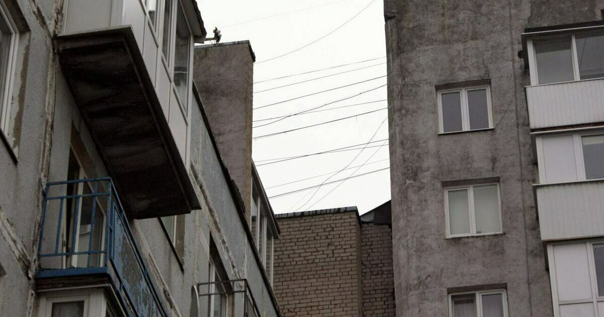 История Долиной подтолкнула депутатов к ужесточению правил на рынке жилья В Госдуме готовят законопроект который может запретить покупку и продажу недвижимости наличными По словам глава думского комитета по финансовому рынку Анатолия Аксакова инициатива напрямую связана с резонансной историей Ларисы Долиной одним из самых громких примеров мошенничества при сделках с жильём Интересы граждан тогда будут больше учтены И обмана не будет поскольку очень много злоупотреблений с тем что в наличной форме сделки осуществляется отметил парламентарий Законопроект в ближайшее время внесут на рассмотрение Госдумы Если его примут новые правила могут начать действовать со второй половины этого года