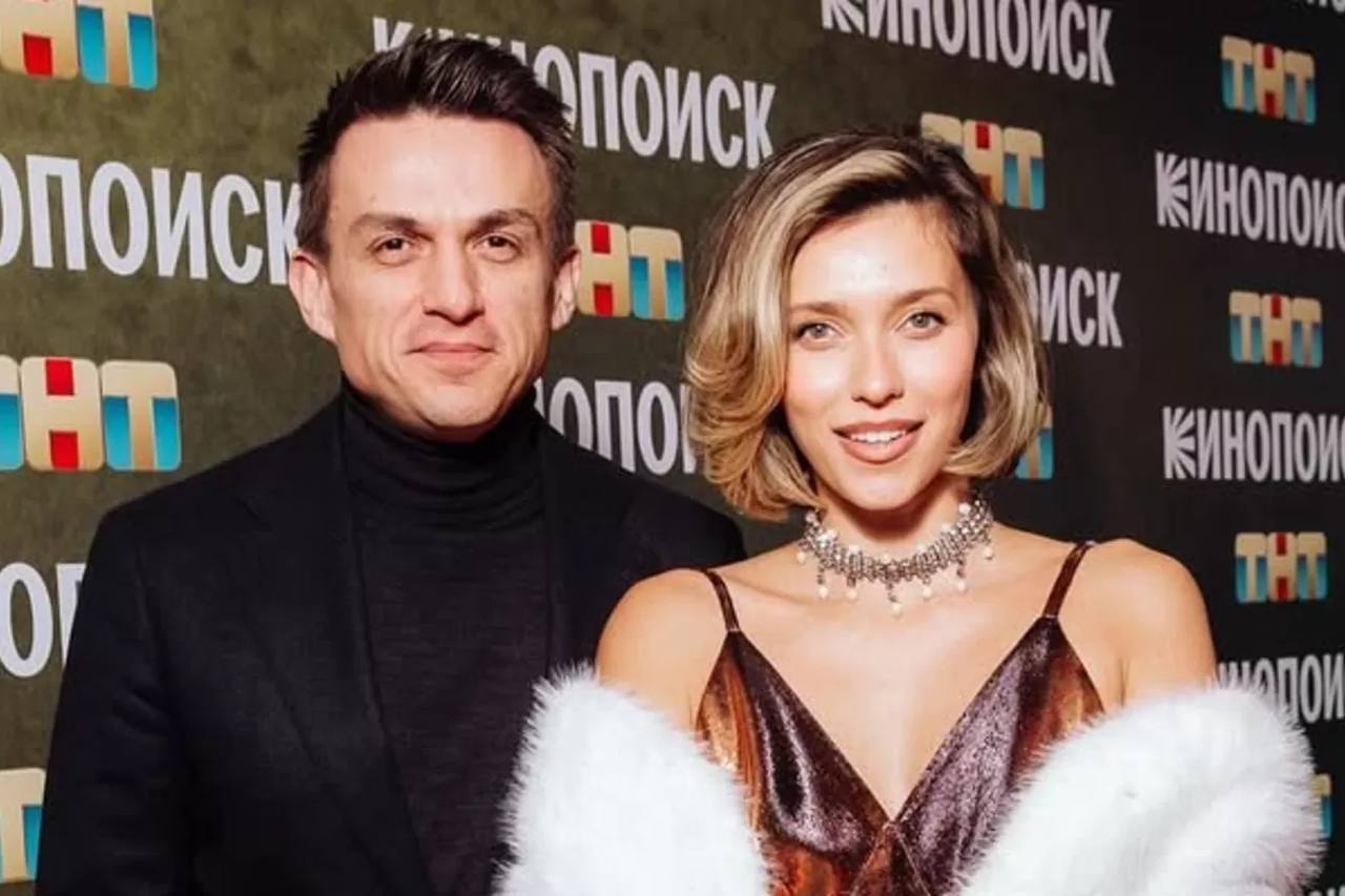 После разоблачения: Тодоренко собрала чемоданы и покинула страну Накануне СМИ узнали о том, что Регина Тодоренко готовится к третьим родам. Ведущая скрывала свое положение и не хотела афишировать новость раньше, чем планировала. Но стараниями Валерии и ее мужа Иосифа Пригожина о беременности телезвезды стало всем известно. На фоне случившегося разоблачения Тодоренко покинула Россию. Ведущая поделилась кадрами из самолета, в котором она находилась с мужем Владом Топаловым и сыновьями. Регина решила сохранить в тайне, где именно ее семья проведет ближайшие дни. В Сети предполагают, что ведущая уехала за границу надолго — как минимум до родов. Своего младшего сына Мирослава она тоже родила не в России. А вот старший ребенок пары появился на свет в московской клинике. Во время второй беременности Тодоренко стала адептом домашних родов. Мирослава она рожала в присутствии мужа и старшего сына, наблюдавших за ее мучениями на протяжении нескольких часов. Ведущая пока не дает комментариев о третьей беременности. Известно, что они с мужем планировали стать многодетными родителями. Тодоренко мечтала о девочке, а ее муж хотел стать папой еще одного мальчика. «Я понимаю, что это очень большая опора маме в случае моей скоропостижной или не очень смерти когда-нибудь», — говорил певец. 7Дней