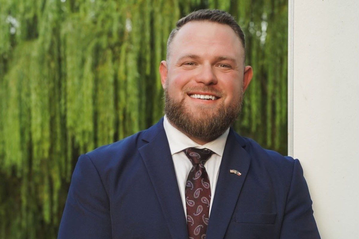 Тревожные звоночки В Техасе на специальных выборах в Сенат штата по 9 му округу победил демократ абсолютно беспрецедентная ситуация для техасского политического ландшафта Республиканцы доминировали в этом округе с 1991 года а на выборах 2024 года Дональд Трамп взял здесь 17 пунктов Консервативную активистку республиканку Ли Вамбсгансс разгромил 57 против 43 33 летний ветеран ВВС Тэйлор Ремет Примечательно что у Вамбсгансс был мега бюджет 736 тыс против 70 тыс у Ремета а также поддержка губернатора Грега Эббота и президента Трампа Вамбсгансс проиграла из за низкой явки республиканцев зимняя погода апатия а также в результате жесткой миграционной политики Трампа из за пограничного положения штата в Техасе много иммигрантов Республиканскую партию тем временем охватила паника результаты выборов в Техасе могут служить мрачным предзнаменованием ее тотального краха на ноябрьских выборах в Конгресс США   RU   EN   MAX   VK   RuTube   ОК   Дзен Поддержать нас