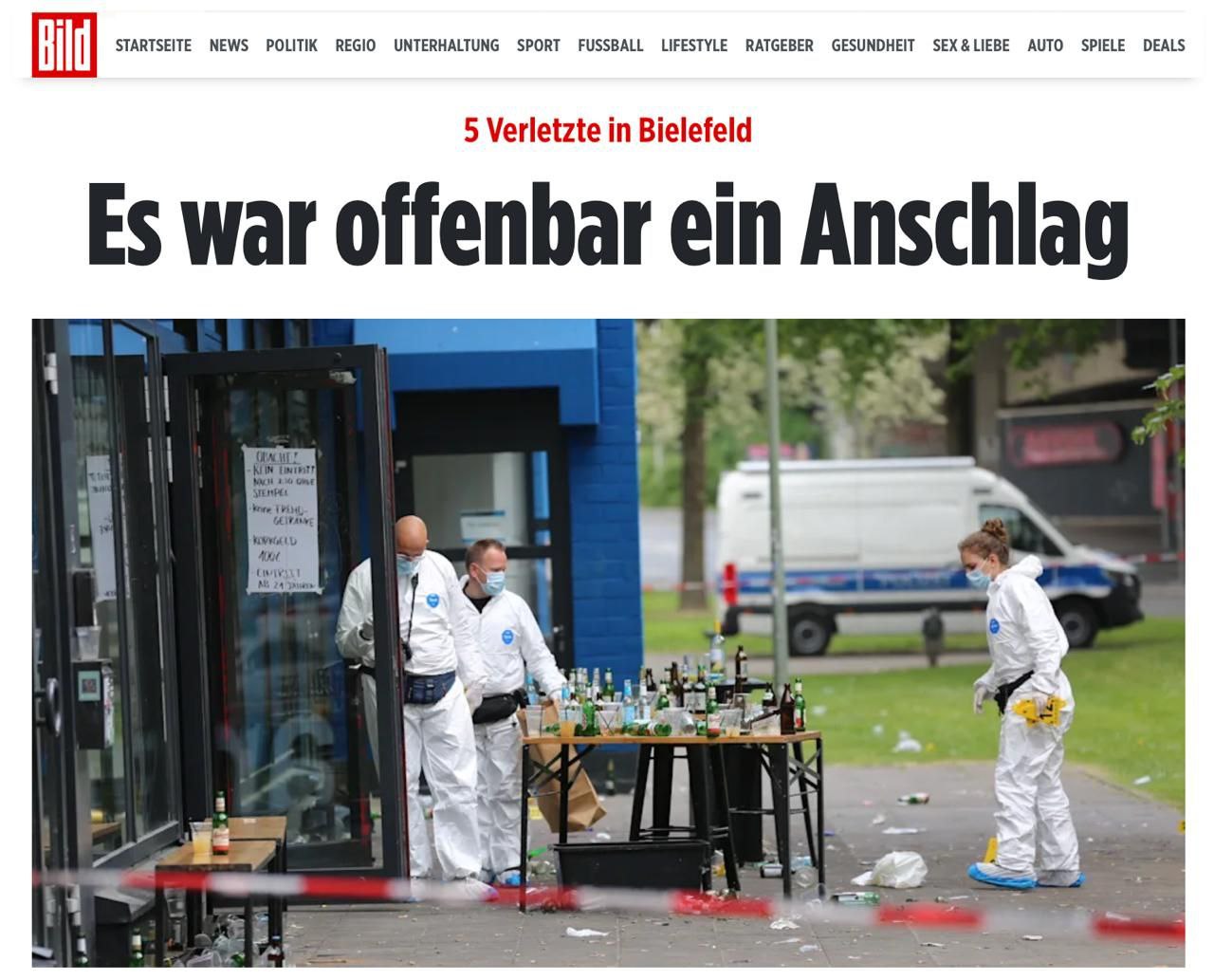 Германии неизвестный напал с ножом на посетителей бара, — Bild Как сообщается, в 4:20 утра мужчина с ножом напал на посетителей одного из баров в городе Билефельд в ФРГ. Полиция не исключает версию теракта: пострадали минимум 5 человек, из них трое получили тяжелые травмы. По данным следствия, преступник атаковал без разбора и смог скрыться с места преступления; сейчас его ищет полиция. Как пишет Bild, нападавший оставил рюкзак: в нем позже обнаружили оружие и бутылку с горючей смесью, а также выданное на имя гражданина Сирии вид на жительство в Германии. НАШИ РЕСУРСЫ: Telegram Tik-tok YouTube RUTUBE