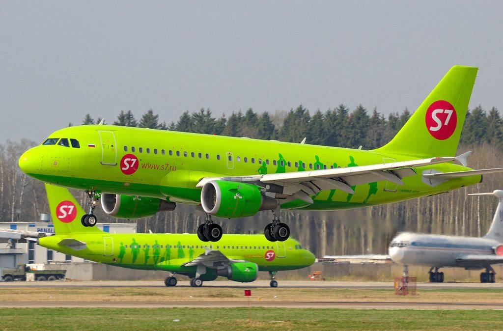 Пассажиропоток S7 Airlines упал на 23% в 2024 году  Авиакомпания S7 Airlines перевезла 12,9 млн пассажиров за 2024 год, что на 23% меньше, чем в 2023 году  15,9 млн человек .    Более половины пассажиропотока пришлось на Новосибирск.   В маршрутную сеть вошло около 100 тысяч рейсов, включая внутренние и международные направления.