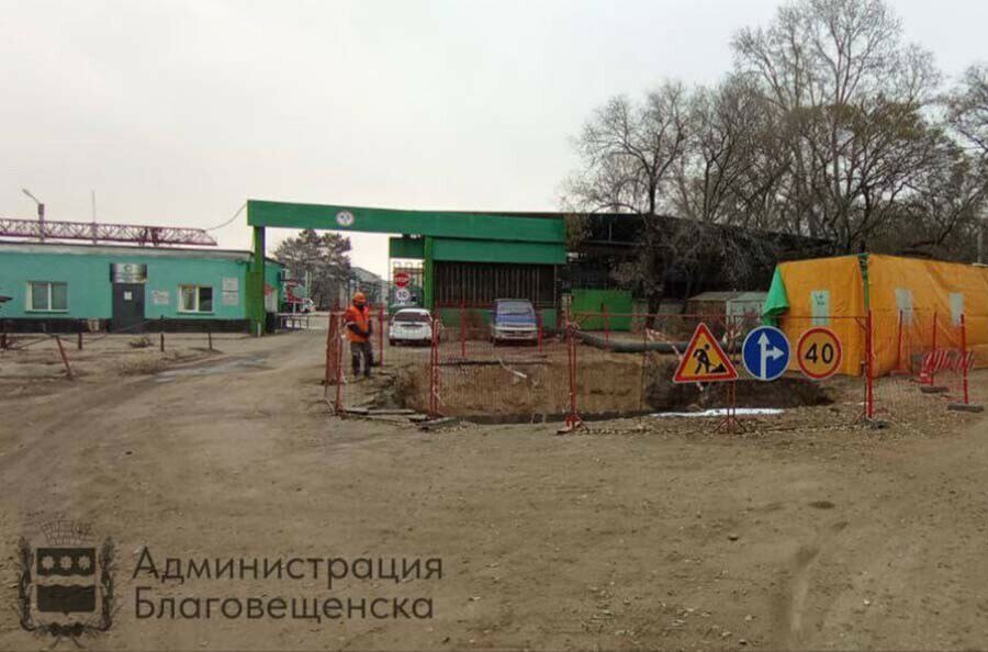 Больше 200 тысяч рублей пришлось заплатить АКС за ненадлежащее содержание перекопов в Благовещенске Любые земляные работы в Благовещенске от масштабной стройки до ремонта инженерных коммуникаций должны содержаться в порядке Застройщики подрядчики коммунальные службы должны обеспечивать безопасность для водителей и пешеходов с помощью ограждений освещения и знаков а также следить за чистотой и надлежащим состоянием подъездных путей и дорожного покрытия За нарушение компании рискуют получить значительные штрафы Так в октябре несколько штрафов получили АКС Компания выполняет несколько работ в городе это реконструкция канализационных сетей колодца коллектора и другие На 50 тысяч рублей организацию оштрафовали за отсутствие ограждения и освещения на 50 летия Октября между Рабочей и Октябрьской На этом же участке рабочие складировали строительные материалы За это пришлось заплатить аналогичную сумму Отсутствовало ограждение и сигнальное освещение и в районе Чайковского от дома 197 до дома 209 Компании также выставили счёт на 50 тысяч рублей Подобная ситуация сложилась и на улице Рабочей на участке от Богдана Хмельницкого до Тенистой Здесь штраф составил 60 тысяч рублей Кроме финансовых потерь подрядчикам необходимо в срочном порядке устранить все нарушения Если же они не выполнят предписание их ждут новые санкции Организации могут получить штраф за невыполнение и других пунктов Правил благоустройства например в части содержания своих территорий в период пожароопасного сезона В октябре за нарушение требований протокол выписали ДГК Этот случай административная комиссия рассмотрит в пятницу 31 октября В АКС прокомментировали что на указанных участках трудятся привлеченные подрядные организации С ними проводится работа по поводу соблюдения все х необходимых требований На данный момент все выявленные нарушения устранены уточнили в компании