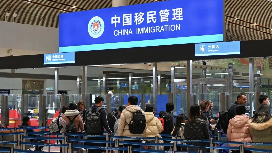 Иностранцы смогут заполнять карты по прибытии в Китай онлайн Государственное управление по делам миграции КНР объявило о запуске десяти новых мер по облегчению въезда и выезда из страны С 20 ноября 2025 года иностранные граждане въезжающие в Китай смогут заполнять карты по прибытии онлайн Это можно будет сделать через официальный сайт ведомства платформу госуслуг приложение NIA 12367 мини приложение в WeChat Те кто не успеет заполнить данные заранее смогут сделать это по прибытии используя QR коды или специальные терминалы в пунктах пропуска Кроме того с 5 ноября расширится действие безвизового транзита В перечень портов для 24 часового безвиза включены 10 новых в том числе аэропорты городов Ухань Фучжоу Далянь и Циндао Для 240 часового безвизового транзита добавлены пять портов провинции Гуандун включая паромный терминал Гуанчжоу Пачжоу порт Хэнцинь порт моста Гонконг Чжухай Макао Среди новых мер расширение пилотной сферы применения политики поддержки талантов упрощение въезда выезда жителей материкового Китая в регионы Тайвань Гонконг и Макао расширения числа портов имеющих право выдавать разрешения на въезд на материк для жителей Тайваня и другие Новости Китая ЭКД