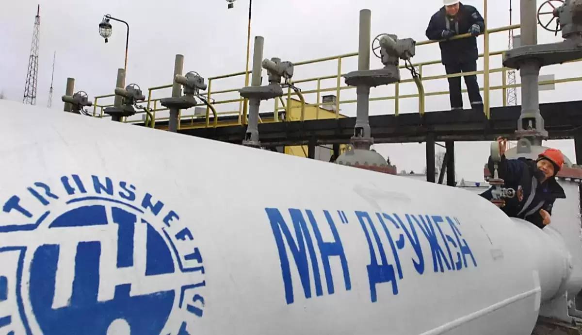 В России приняли решение по казахстанской нефти В РФ заявили о готовности принять увеличенные объемы нефти из Казахстана Детали Транснефть считает реалистичным увеличение поставок нефти из Казахстана в Германию через РФ до 2 5 млн тонн в год Пока предметных детальных разговоров не было но в предварительном порядке мы такую перспективу обсуждали Она реальна цитирует президента Транснефти Николая Токарева Интерфакс Справочно Казахстан с 2023 года осуществляет поставки нефти в Германию по системе магистральных нефтепроводов ПАО Транснефть в направлении пункта сдачи нефти Адамова застава t me ulysmediatg