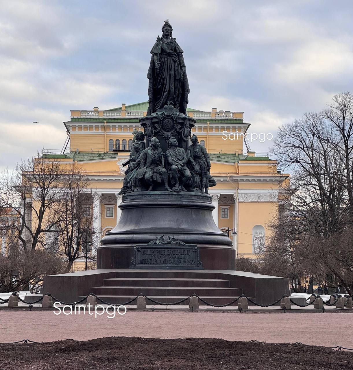 В Петербурге предлагают запретить кормить птиц возле памятников и скульптур В Музее городской скульптуры объяснили что птичий помёт разрушает камень и металл По словам депутата Александра Ходоска полный запрет не планируется но определённые меры всё же введут Подписаться на канал жми тут Прислать новость спб питер Петербург