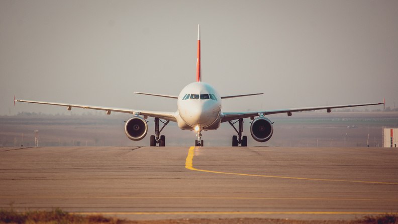 Вновь авиановости: столкновение птицы с Boeing в Перми проверит прокуратура. В минувший четверг в аэропорту Перми при заходе на посадку Boeing 737-800 авиакомпании Smartavia столкнулся с птицей, которая влетела в лобовое стекло, сообщает прокуратура на транспорте. Посадка завершилась благополучно. В результате происшествия никто не пострадал. Задержек рейсов не допущено. Но надзорное ведомство все равно даст оценку орнитологической безопасности полетов. Шоколад Пернатый не виноват.