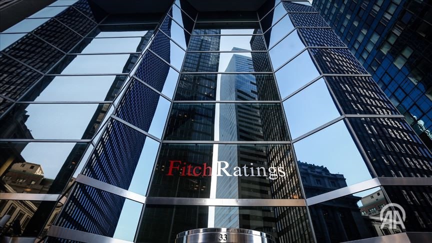 Fitch изменило прогноз по кредитному рейтингу Турции на позитивный Международное рейтинговое агентство Fitch Ratings подтвердило кредитный рейтинг Турции на уровне BB и изменило прогноз со стабильного на позитивный Fitch Ratings опубликовало оценку состояния турецкой экономики В сообщении агентства отмечается что долгосрочный кредитный рейтинг Турции в иностранной валюте подтвержден на уровне BB а прогноз по рейтингу обновлен со стабильного на позитивный В агентстве указали что пересмотр прогноза отражает дополнительное снижение внешних уязвимостей на фоне роста валютных резервов превысившего ожидания с момента повышения рейтинга в сентябре 2024 года Подробнее на нашем сайте v aa com tr 3809437 24 7 в сутки с Агентством Анадолу