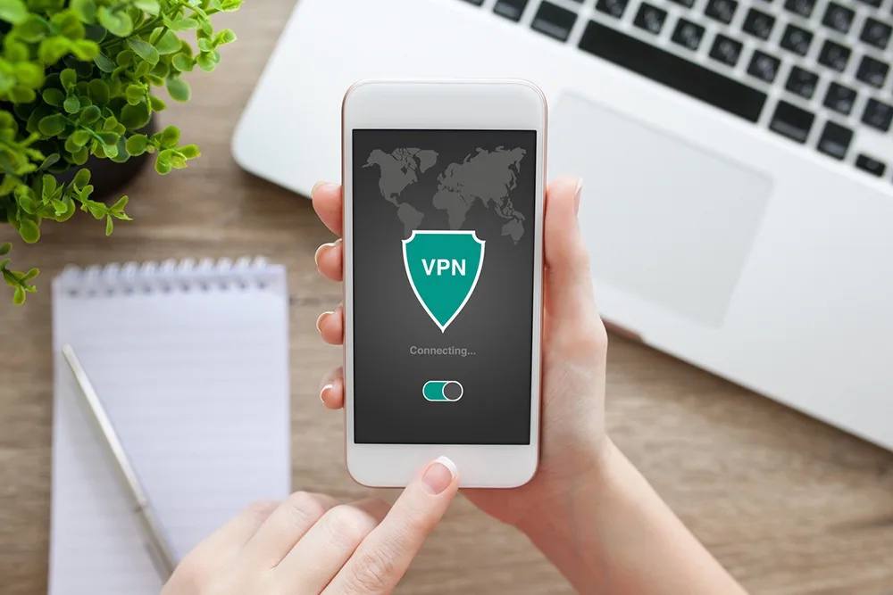В России вводят штрафы за поиск экстремизма через VPN С 1 сентября в силу вступят поправки в КоАП устанавливающие административную ответственность за умышленный поиск материалов экстремистской направленности  Новые изменения в КоАП вводят ответственность только за осознанный доступ в том числе через VPN к экстремистским материалам  За посещение Instagram или Facebook запрещены в РФ как экстремистские штраф не предусмотрен если не происходит целенаправленный поиск экстремистского контента  Закон не ограничивает доступ к информации если она не признана экстремистской запрещается только умышленный поиск  Размер штрафа за осознанный поиск экстремистских материалов составит от 3 до 5 тысяч рублей При этом реклама VPN сервисов будет наказываться значительно строже для граждан до 80 тысяч рублей для юридических лиц до полумиллиона рублей kub news ru