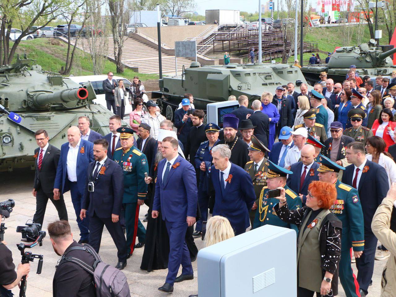 Сегодня в Омске начала работать экспозиция военной техники парка «Патриот», который мы открыли в обновленном парке Победы при поддержке Министерства обороны России. За время Великой Отечественной войны из Омской области на передовую были отправлены тысячи танков и самолетов, патроны и многое другое. В то время Омск стал одним из оборонных центров страны и по сей день им остаётся. В омском парке «Патриот» можно увидеть в том числе образцы моделей танков, которые в разные периоды времени производились или проходили модернизацию в Омске. Приглашаю всех посетить новое патриотическое пространство. Благодарю всех, кто трудился над созданием парка «Патриот» и завершением первого этапа обновления парка Победы.