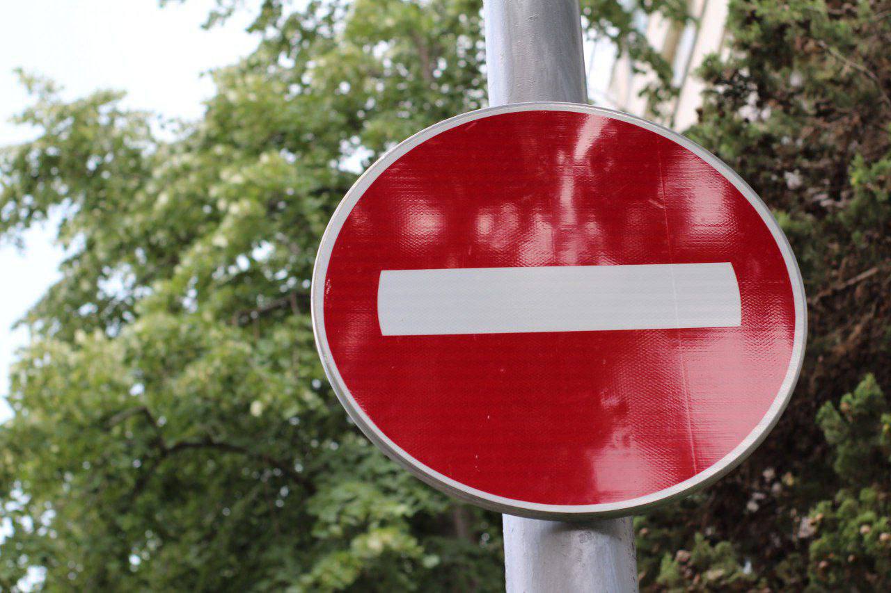 14 февраля на улице Ленина снизят разрешенную скорость Это связано с празднованием Китайского Нового года в городе На участке от Пионерской до Шимановского снизят скорость движения транспорта до 20 км ч Ограничения будут действовать с 15 00 до 20 30 14 февраля Для того чтобы водители не забывали о временных правилах поставят соответствующие знаки   На отрезке от 50 лет Октября до Островского запретят стоянку автомобилей Ограничение будет действовать с 15 00 до 20 30 14 февраля АОТВ