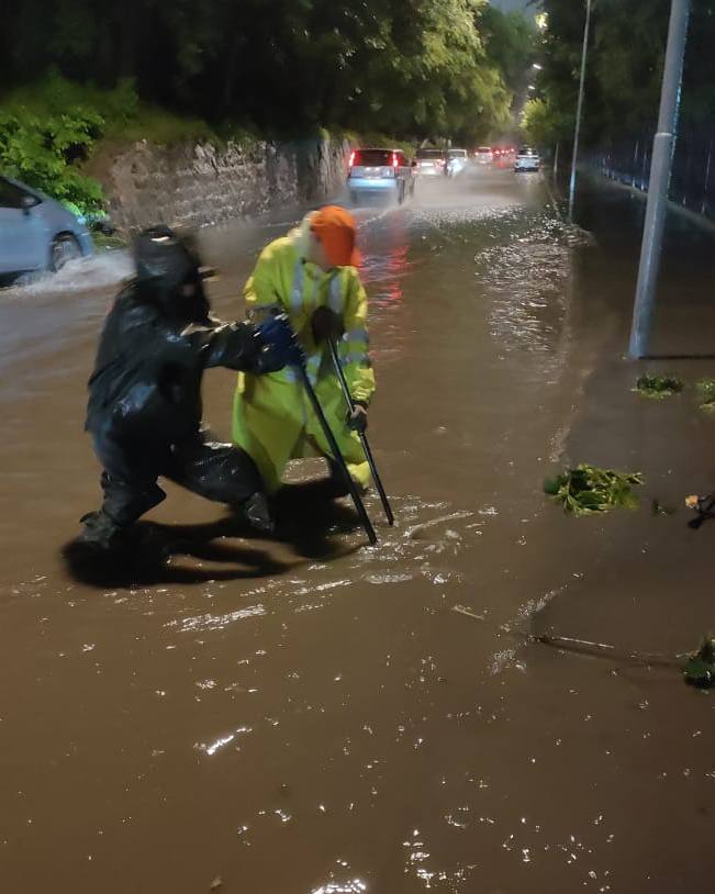 Специалисты «СГТ» устранили скопление воды с улицы Верхнепортовой. В ходе мониторинга было выявлено подтопление проезжей части в районе дома №12в на улице Верхнепортовой. Бригада городской службы оперативно выехала на участок и ликвидировала последствия непогоды.