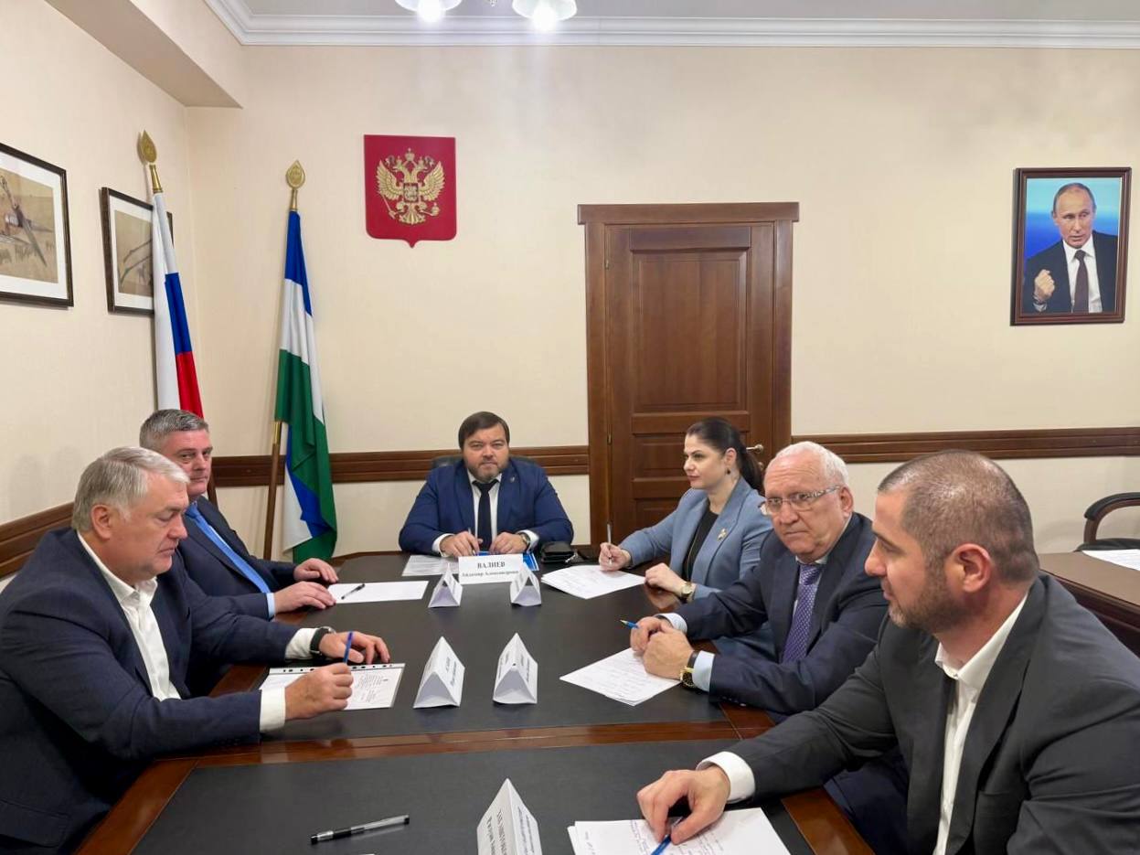 29 октября 2025 года в Нальчике на площадке аппарата Главного федерального инспектора по Кабардино Балкарской Республике состоялась рабочая встреча организованная по поручению полномочного представителя Президента Российской Федерации в Северо Кавказском федеральном округе Юрия Яковлевича Чайки В совещании приняли участие руководители ключевых федеральных структур в регионе УФАС по КБР Россельхознадзора по КБР Россети по КБР а также руководство Национального парка Приэльбрусье Заседание провели Главный федеральный инспектор по КБР и помощник полномочного представителя в СКФО Айдамир Александрович Валиев Центральной темой обсуждения стала организация и формирование гуманитарного конвоя для добровольческой бригады Терек которая в настоящее время дислоцируется на территории Луганской Народной Республики Данная гуманитарная акция приурочена к государственному празднику Дню народного единства который отмечается 4 ноября В ходе встречи участники детально обсудили вопросы логистики координации между ведомствами и обеспечения беспрепятственной отправки груза Были намечены конкретные шаги по организации процесса направленного на поддержку как бойцов бригады Терек так и мирных жителей Проведение такой акции в канун Дня народного единства подчеркивает глубокий символический смысл праздника олицетворяя сплоченность взаимопомощь и поддержку соотечественников Организация гуманитарного конвоя стала практическим воплощением этих ценностей