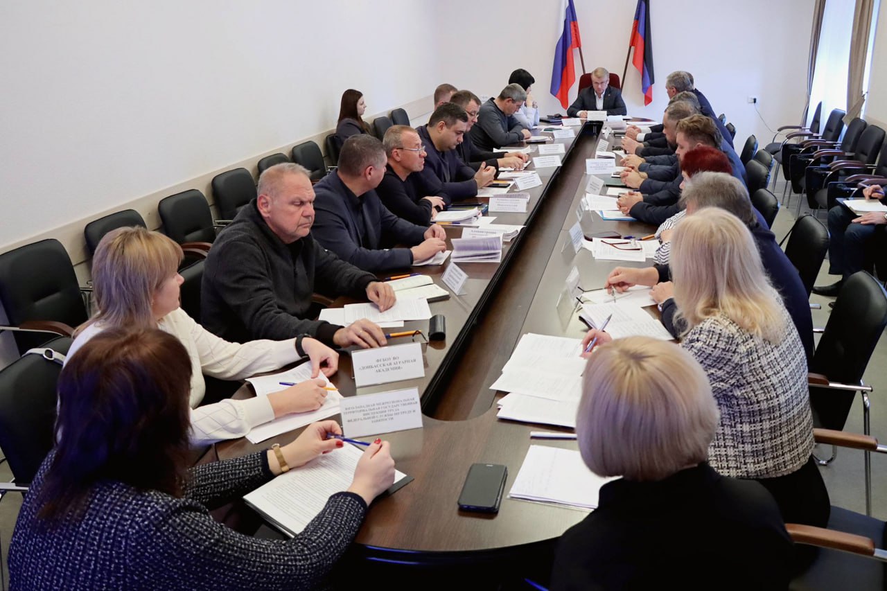 Аграрии Донбасса готовят урожай 2026 года Непростые агроклиматические условия и колебания цен на топливо не помешали донбасским аграриям провести посевную На сегодня уже посеяно озимых зерновых на территории 138 4 тысяч гектаров что составляет 74 5 от плана Лидерами посевной кампании стали Володарский муниципальный округ 102 6 от плана и Новоазовский муниципальный округ 101 8 Благодаря слаженной работе аграриев всходы получены уже на 59 площадей что значительно выше уровня прошлого года 34 6 уточнил вице премьер Артем Крамаренко Южная служба новостей