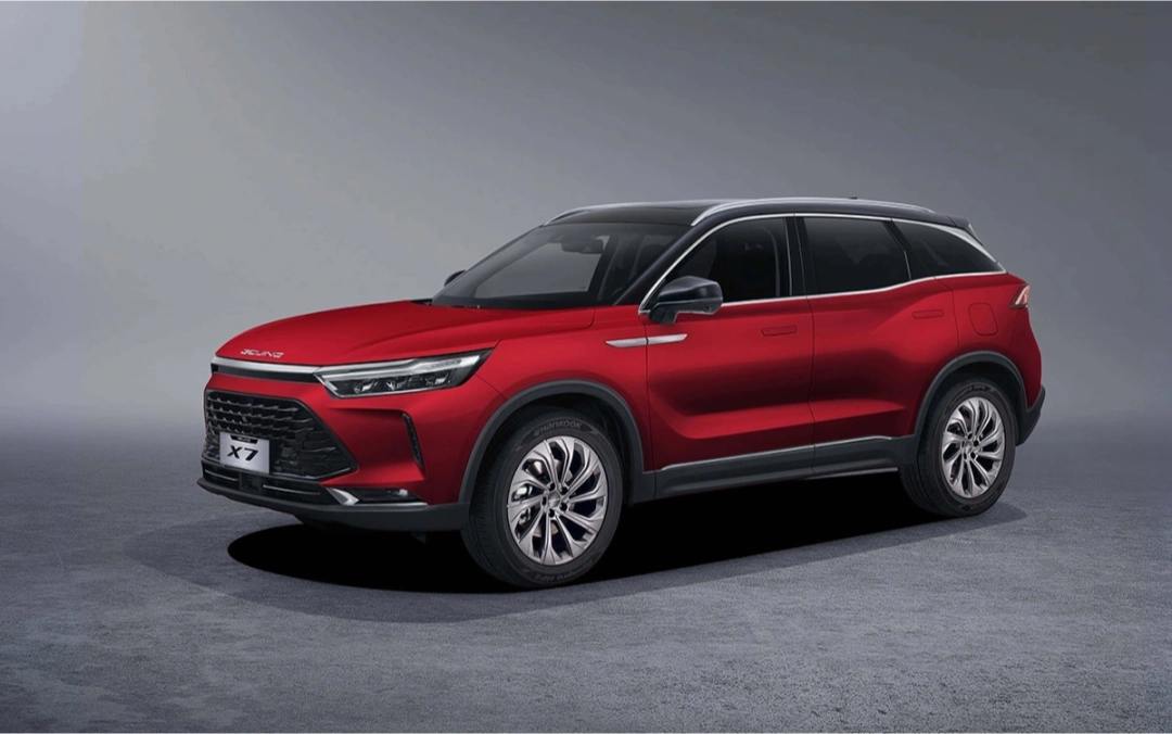 BAIC откажется от двух моделей в России в 2025 году  Китайский бренд в 2025 году исключит из модельной линейки два кроссовера — X7 и X35.   Исключение модели X7 из линейки на нашем рынке связано с тем, что кроссовер X75 по сути оказался рестайлинговой версией X7, которая его и заменила.   Что касается X35, то официально причину отказа от этой модели в представительстве называть не стали. Рискнем предположить, что это связано с недостаточным спросом на автомобиль.  В семейство Х-серии в России останутся лишь кроссоверы X55 и X75. Последний в 2025 году получит обновленную версию с полным приводом и гибридной силовой установкой.  #эксклюзив_autonews