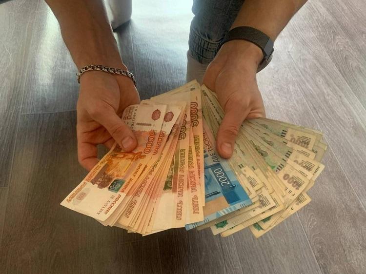 Сервис SuperJob провел исследование среди владивостокцев и выяснил: те, кто определился с профессией еще в школе, в среднем имеют более высокий доход. Согласно опросу, 44% респондентов к моменту выпуска уже знали, кем хотят стать. Женщины оказались решительнее: 47% из них сделали выбор в школе против 40% мужчин. При этом чем старше участники опроса, тем чаще они подтверждали раннее самоопределение - среди тех, кому сейчас за 45, таких 48%, а среди молодежи до 35 лет - лишь 34%. Также выявлена связь между уровнем дохода и уверенностью в выборе профессии. Среди россиян с зарплатой до 50 тысяч рублей только 35% определились в школе, а среди тех, кто зарабатывает от 100 тысяч, таких 49%.