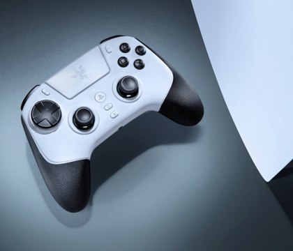 Razer выпустила геймпад Raiju V3 Pro для PS5 аналог DualSense Edge с TMR стиками и ценником в 220 Компания Razer выпустила премиальный беспроводной контроллер Raiju V3 Pro разработанный в первую очередь для популярной игровой консоли PlayStation 5 Также его можно подключать к ПК Новинка позиционируется как аналог DualSense Edge Ее ключевой особенностью стали высокоточные стики на базе технологии Tunneling Magnetoresistance TMR устойчивые к дрейфу