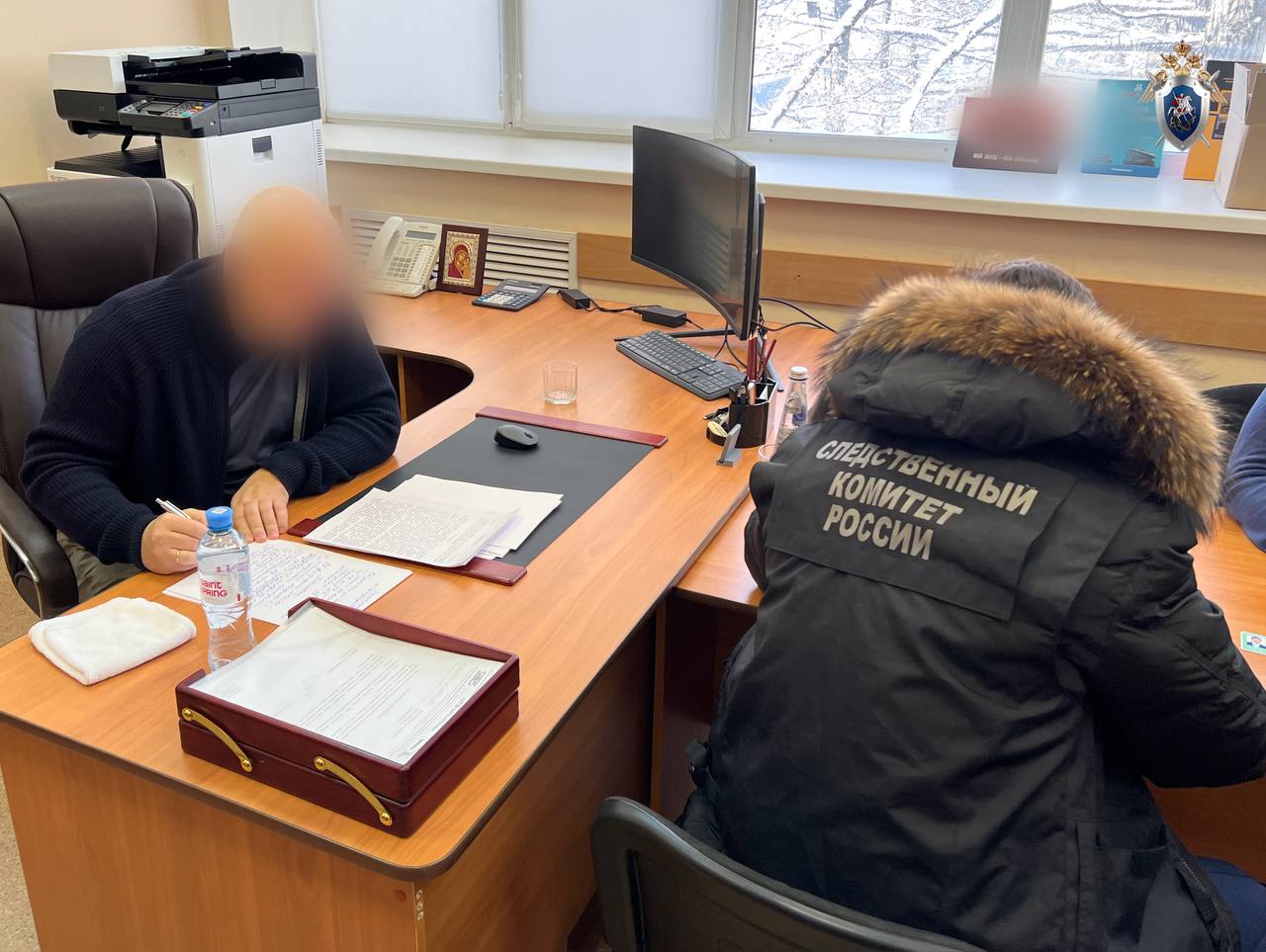 В Челябинске возбуждены уголовные дела о получении взяток в особо крупном размере Следователем второго отдела по расследованию особо важных дел СУ СК России по Челябинской области возбуждены уголовные дела в отношении заместителя генерального директора общества с ограниченной ответственностью подозреваемого в совершении двух преступлений предусмотренных ч 6 ст 290 УК РФ получение взятки в особо крупном размере директора производственного предприятия подозреваемого в совершении преступления предусмотренного ч 5 ст 291 УК РФ дача взятки в особо крупном размере а также советника генерального директора организации подозреваемого в совершении преступления предусмотренного ч 4 ст 291 1 УК РФ посредничество во взяточничестве По данным следствия в период с сентября 2022 года по март 2023 года заместитель генерального директора общества являясь должностным лицом получил от представителей и руководства одного из заводов взятку в виде денежных средств в размере 3 млн рублей за способствование длительной беспрепятственной пролонгации ранее заключённого договора аренды имущества производственного помещения без значительного увеличения размера ежемесячных арендных платежей Кроме того в период с января 2024 года по март 2025 года фигурант получил через посредника от директора производственного предприятия взятку в виде денежных средств в размере 3 7 млн рублей за совершение аналогичных действий по ранее заключённым договорам аренды имущества Преступления выявлены сотрудниками УФСБ России по Челябинской области осуществляющими оперативное сопровождение уголовного дела В настоящее время следователями СК России производятся обыски по местам работы фигурантов решается вопрос о предъявлении обвинения избрании меры пресечения выполняются иные следственные и процессуальные действия направленные на сбор и закрепление доказательственной базы Челябинский Следком Подписаться Прислать новость novosti chelyab bot