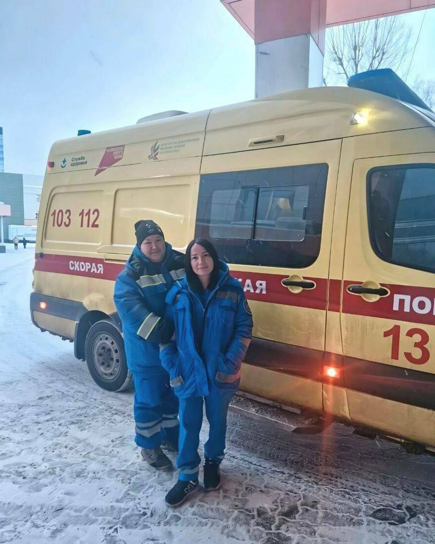 В Казани фельдшеры скорой спасли 18 летнюю девушку Бригада скорой помощи в Казани спасла 18 летнюю пациентку которая уже не подавала признаков жизни Медиков вызвали из за высокой температуры На месте они обнаружили девушку в критическом состоянии Как сообщается у пациентки муковисцидоз а лихорадку она пыталась лечить самостоятельно почти неделю из за чего состояние ухудшилось Фельдшеры провели реанимационные мероприятия после чего девушку удалось спасти и доставить в больницу Подписаться Новости Казани