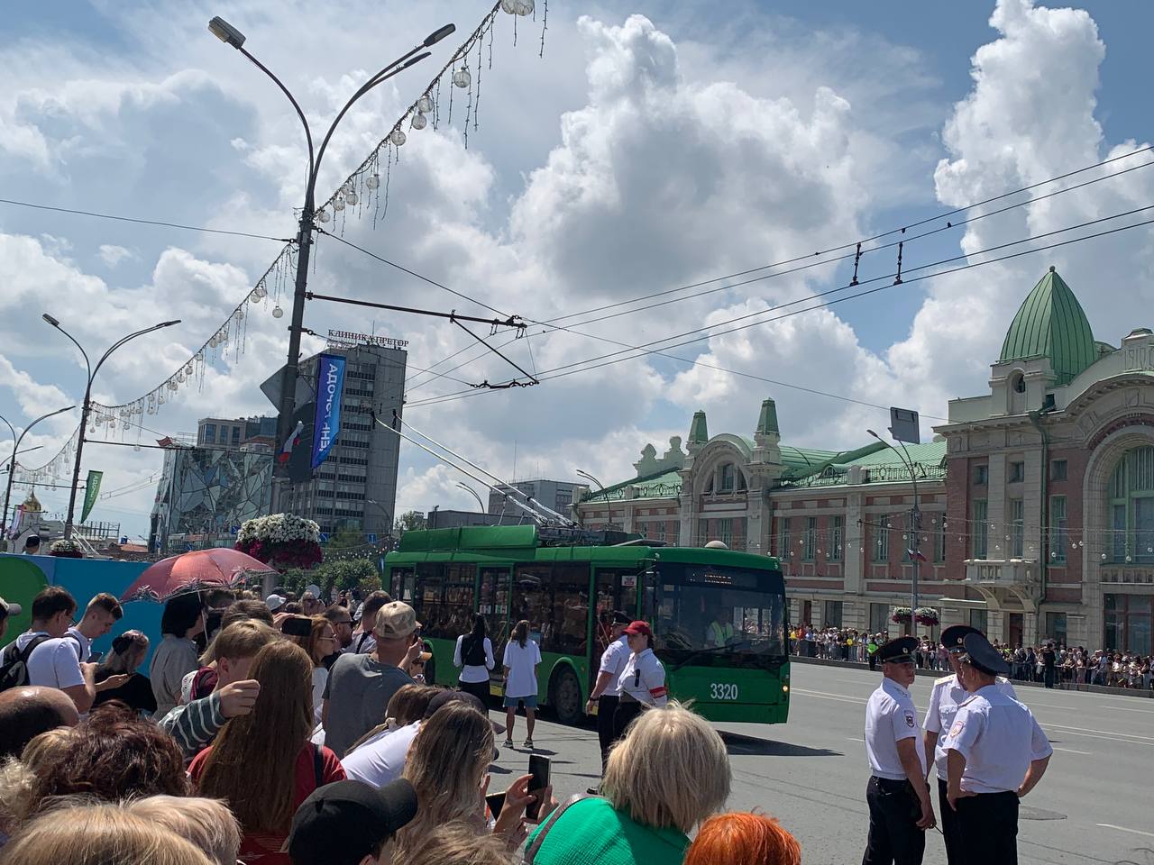 Автобусы и троллейбусы показались на параде техники в Новосибирске За последние годы Новосибирск серьёзно модернизировал свой транспортный парк: 258 новых троллейбусов уже на маршрутах; современные газомоторные автобусы; более 70 обновлённых трамваев. Новые поезда метро — пока в пути, они поступят к концу года и сразу отправятся в подземку.