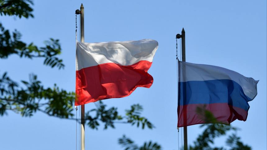 Министерство иностранных дел Польши призвало своих граждан избегать поездок в Россию.  В числе причин указано, что Россия была добавлена в список недружественных стран, а также произошло сокращение числа сотрудников в консульствах.