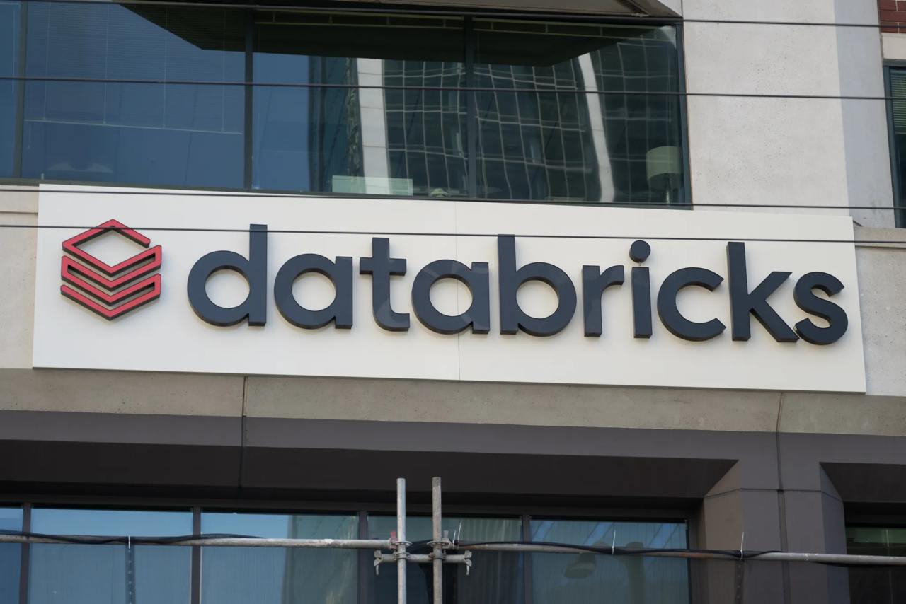 Стартап Databricks, аналитическая платформа на базе Apache Spark, привлек $10 млрд при оценке компании в $62 млрд  около 25 годовых выручек , что стало крупнейшим венчурным раундом в истории.   Крипто ТВ