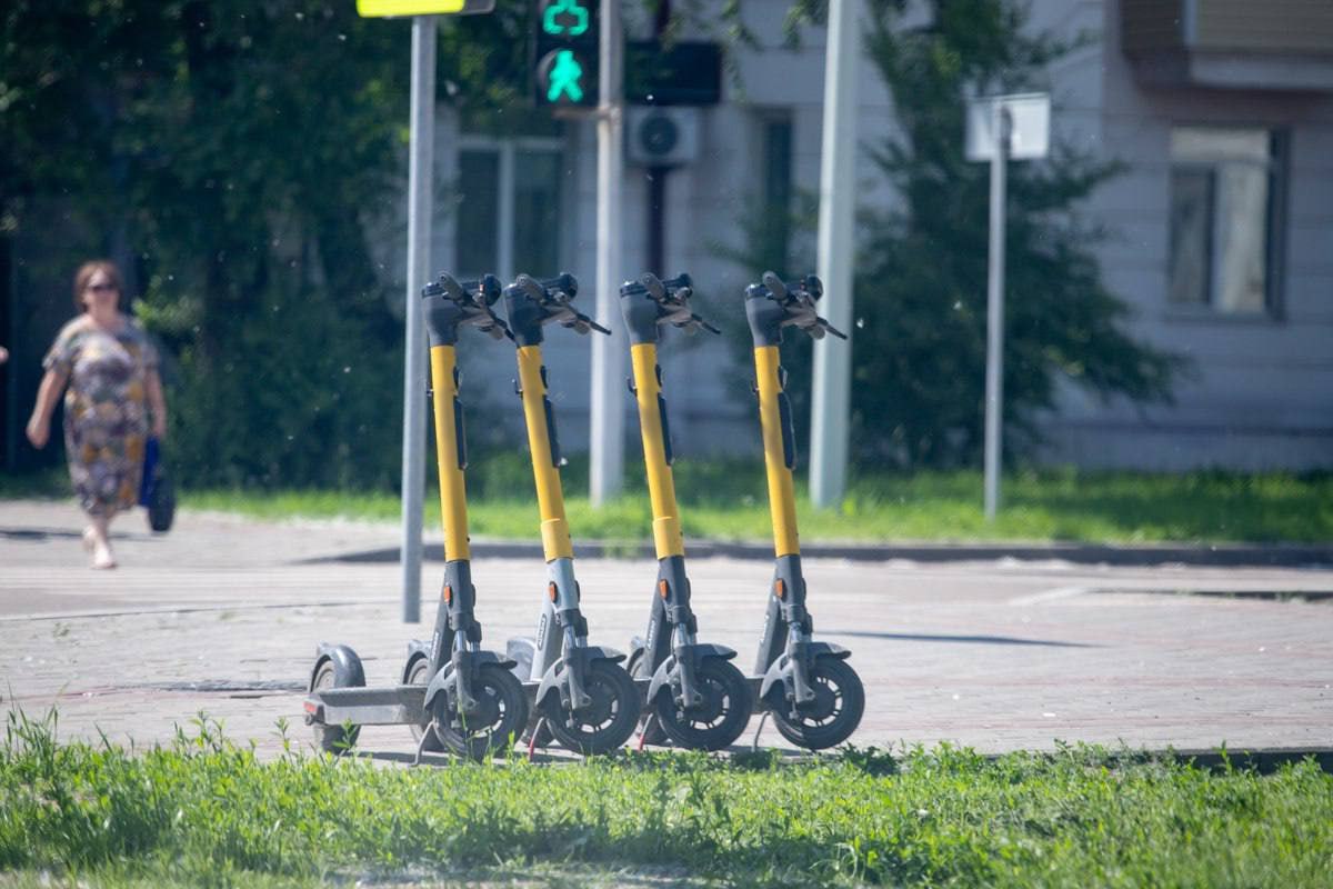 Электросамокатчики понесут административную ответственность за нарушение правил передвижения в общественных местах Депутаты Заксобрания Амурской области приняли закон о штрафах за несоблюдение правил использования средств индивидуальной мобильности СИМ В Благовещенске уже действует ограничение на использование электросамокатов в некоторых районах города: – квартал Чайковского – Краснофлотская – Тенистая – Калинина; – квартал Калинина – Пролетарская – пер. Пограничный – Краснофлотская; – площадь Ленина и площадь Победы; – Первомайский парк, Городской парк, а также парк Дружбы. Теперь же за использование средств индивидуальной мобильности в этих районах нарушителям грозят штрафы. За езду в запрещённых зонах: Для граждан: 2000–3000 рублей Для должностных лиц: 10000–20000 рублей Для компаний: 80000–100000 рублей За нарушение полного запрета на размещение и передвижение: Для граждан: 3000–5000 рублей Для должностных лиц: 15000–25000 рублей Для компаний: 100000–150000 рублей За нарушение правил парковки СИМ: Для должностных лиц: 10000–20000 рублей Для компаний: 80000–100000 рублей За несвоевременное освобождение запрещённых зон: Для граждан: 5000 рублей Для должностных лиц: 10000–20000 рублей Для компаний: 80000–100000 рублей Отметим, что инициативу ранее поддержал сенатор Артём Шейкин. После введения ограничений на уровне города, он заявил о намерении продолжить работу над федеральным законодательством о регулировании СИМ с учётом опыта Благовещенска.
