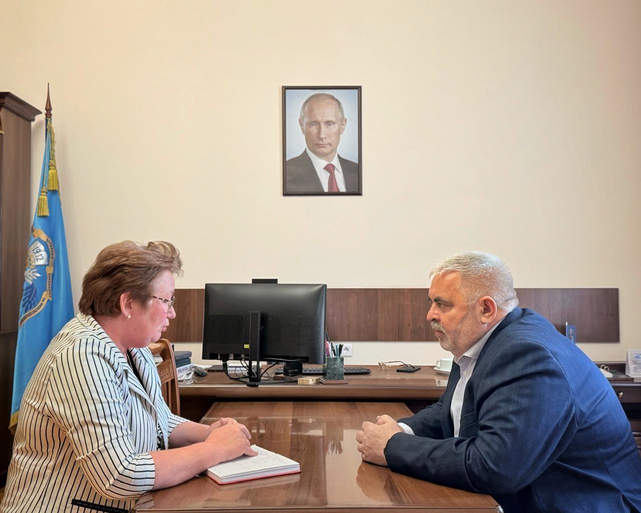 Воронежский ВУЗ будет сотрудничать с херсонским В рамках межвузовского взаимодействия Воронежский ГАУ посетила делегация Херсонского аграрного университета 14-го мая состоялась встреча между ректором Воронежского ГАУ Агибаловым Александром Владимировичем и первым проректором Херсонского АУ Путинцевой Светланой Викторовной. На встрече обсудили перспективы взаимодействия вузов в области образовательной и научной деятельности. В состав делегации Херсонского ГАУ входила главный бухгалтер партнёрского университета Сеттарова Наталья Николаевна. Делегация посетила Центры и лаборатории Передовой инженерной школы, образовательные пространства высокотехнологичных компаний-партнеров университета, познакомилась с организацией образовательной и финансово-экономической деятельности университета. В результате визита представителей Херсонского аграрного университета установлены более тесные связи, намечены дальнейшие направления взаимодействия. #Образование