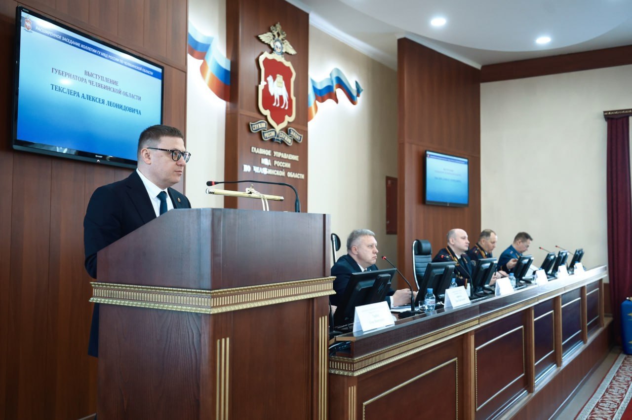 Раскрываемость преступлений достигла 58 3 в Челябинской области За 2025 год в Челябинской области сократилось количество преступлений на 8 а их раскрываемость достигла 58 3 Это на 4 больше чем в 2024 м При этом сотрудникам полиции удалось раскрыть свыше 1 2 тысячи убийств изнасилований и других дел совершенных более 10 30 лет назад с 1995 по 2012 годы По эффективности работы полиции Южный Урал занял шестое место в стране Работу правоохранительных органов оценил губернатор Алексей Текслер на расширенном заседании коллегии областного ГУ МВД Глава региона отметил успешную деятельность сотрудников полиции в обеспечении безопасности во время подготовки и проведения выборов в заксобрание и местные представительные органы власти Выборы прошли на высоком организационном уровне и в этом есть большая заслуга южноуральских полицейских Столь же добросовестно они исполняли служебные обязанности в ходе проведения многочисленных масштабных мероприятий подчеркнул Алексей Текслер
