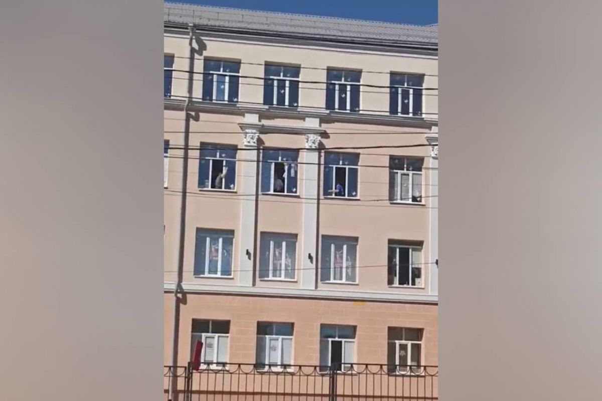 Учитель получил выговор за школьников, моющих окна на высоте Воронежцы увидели школьников, моющих окна на высоте четвертого этажа. По словам очевидца, мыть окна на такой высоте для школьников просто небезопасно - вдруг вывалятся. ↗ Прислать новость Подписаться