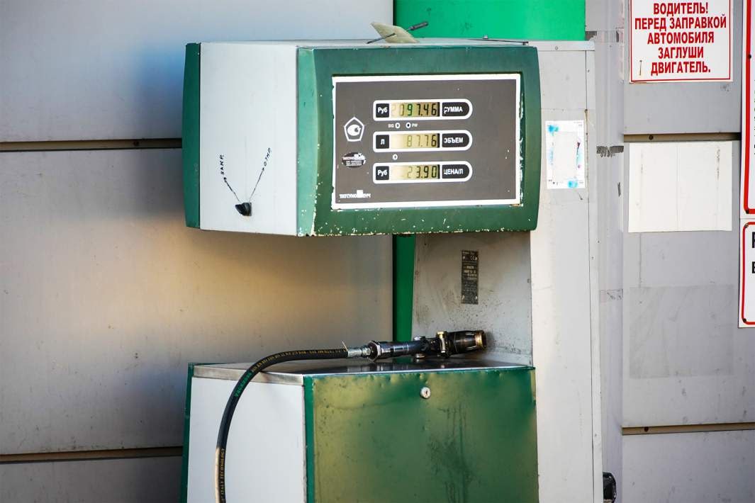 АЗС всё ещё торгуют в минус Но ситуация чуть чуть улучшилась но общая картина выглядит не особенно позитивно В прошлом месяце заправки теряли по 6 рублей с каждого проданного литра Аи 95 но зарабатывали по 4 3 рубля за литр дизеля В среднем по палате маржинальность топливного бизнеса АЗС в октябре составила минус 5 6 рубля за литр Небольшой рост маржинальности связан с тем что в прошлом месяце динамика роста розничных цен на топливо в среднем обогнала динамику роста оптовых Так Аи 92 на заправках подорожал на 3 Аи 95 на 1 в то время как в опте они прибавили 1 и 0 5 соответственно НПЗ кстати на бензине стали зарабатывать больше демпфер по бензину за октябрь составил около 9 3 тыс рублей за тонну При этом в сочетании со снижением стоимости нефти это привело к росту маржи внутренних продаж на 76 относительно сентября Кофе и дизель основа выживания в топливной рознице Нефтебаза