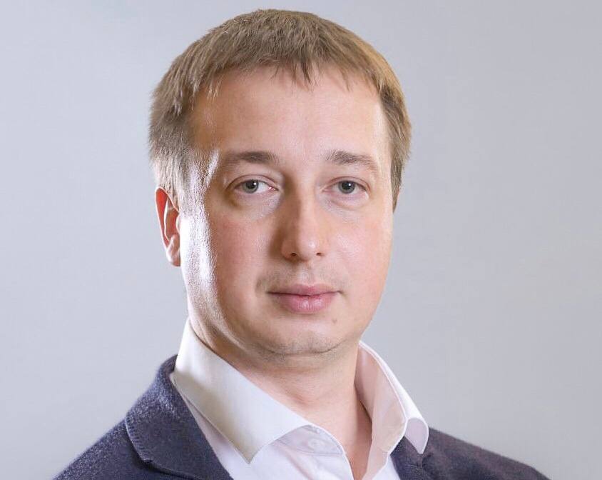 В Ярославском ТЮЗе перед реорганизацией сменилось руководство Вчера 16 сентября коллективу Ярославского театра юного зрителя имени Розова был представлен новый худрук Им стал Сергей Конев занимавший ранее должность директора Курского драматического театра имени Пушкина Полгода назад в феврале у Ярославского ТЮЗа появился и новый директор Им стал Сергей Дубровин на протяжении почти трёх десятков лет руководивший Новосибирским государственным художественным музеем при котором создал и возглавил Новосибирский классический театр Подробности по ссылке Мы ВКонтакте