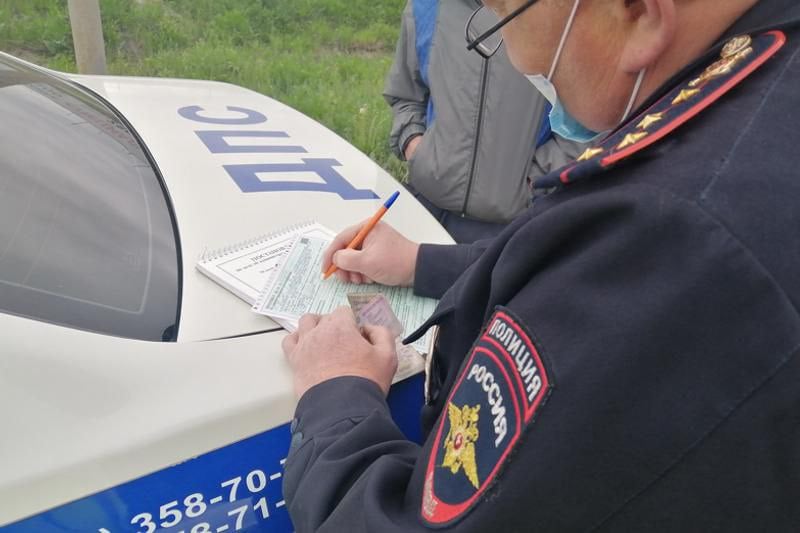 Инспектора ДПС на угнанной машине остановили в Екатеринбурге  Источник сообщил ЕАН, что инспектор ДПС Ильмир Фазлыев буквально несколько дней назад купил Toyota RAV4 на одном известном интернет-ресурсе. У автомобиля перебиты номера, поэтому знать об угоне Фазлыев не мог.  Инсайдер рассказал ЕАН, что дубликат автомобиля находится в Москве, а по инспектору ведется проверка. Однако в ГАИ Свердловской области нашему корреспонденту заявили, что оснований подозревать сотрудника в совершении противоправного деяния нет, и после проверки будет принято обоснованное решение.  Кстати, ресурс, через который был приобретен автомобиль, утверждает, что проверяет транспорт и не продает угнанные машины.