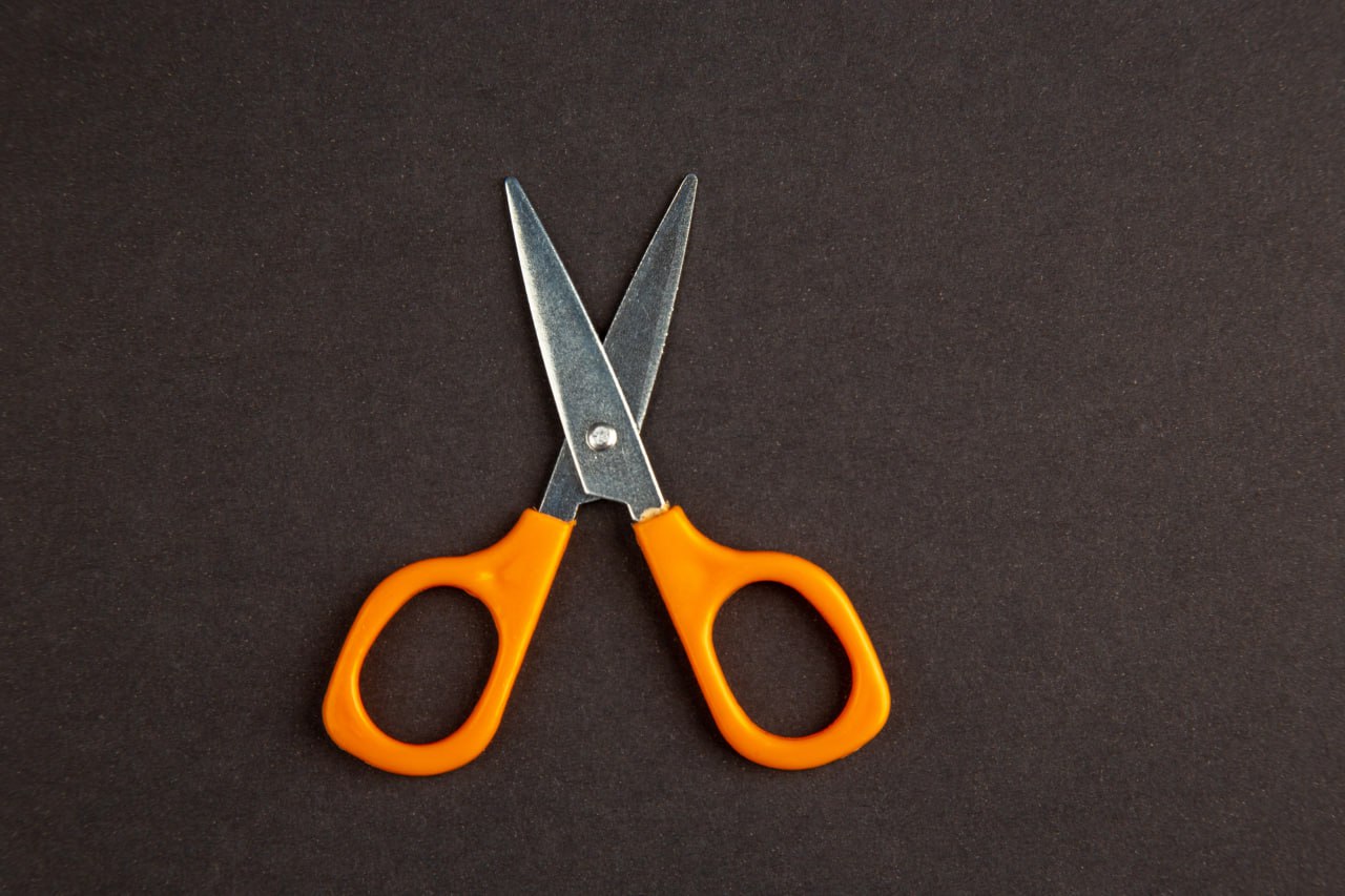 В Бурятии двое разбойников с ножницами пытались отжать у подростка телефон В Северобайкальском городском суде вынесли приговор двум мужчинам совершившим разбой в отношении 15 летнего подростка Они вооружились ножницами и стеклянной бутылкой Приятели будучи пьяными увидели юношу в руках которого был телефон Товарищи решили напасть на него и отобрать гаджет Бурятия Подробности в Номер один Сообщить нам свою новость можно по кнопке Письмо в редакцию