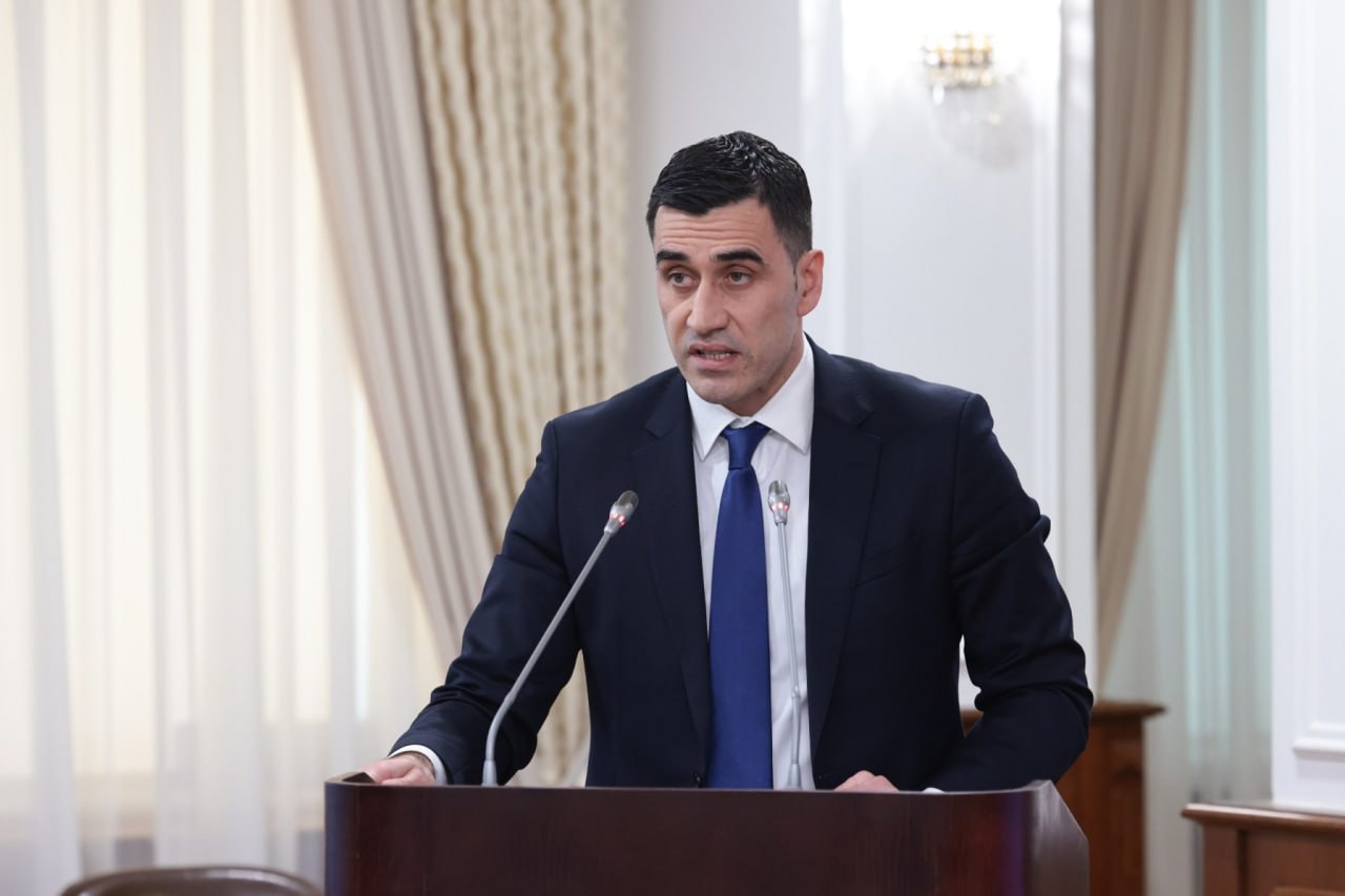 Завершается процесс передачи прав собственности ФК Кызыл Жар СК Генеральный секретарь Казахстанской Федерации футбола Давид Лория на заседании правительства рассказал о ходе приватизации футбольных клубов страны Он подчеркнул что совокупный объем привлеченных инвестиций уже превышает 45 млрд тенге передает Петропавловск news В рамках этой работы ФК Кайсар официально перешел в частную собственность с инвестициями в 12 млрд тенге на строительство футбольной академии По словам Давида Лории завершается процесс передачи прав собственности по ФК Кызыл Жар СК инвестор обязался ежегодно вкладывать не менее 1 млрд тенге По ФК Женис общий объем инвестиций составит 16 млрд тенге на создание академии По ФК Шахтер после общественной оценки и слушаний состоится аукцион Общий объем инвестиций предполагает 18 млрд тенге Особое внимание уделяют внедрению новых моделей корпоративного управления в спорте Необходимо отметить пилотный проект по трансформации футбольного клуба Елимай в форму собственности некоммерческое акционерное общество Елимай стал первым клубом страны реализовавшим данную модель корпоративного управления по примеру ведущих европейских клубов таких как ФК Реал Мадрид Барселона Байер и многих других Данная модель успешно зарекомендовала себя в мировой практике и имеет ряд преимуществ позволяя привлекать системных партнеров и объединяя государство клуб бизнес и общество Клубом выпущены акции на сумму 100 млн тенге и уже сейчас акционерами Елимая становятся заслуженные общественные деятели видные спортсмены отметил Давид Лория новостиСКО СКОновости новостиКазахстана новости новостиПетропавловска