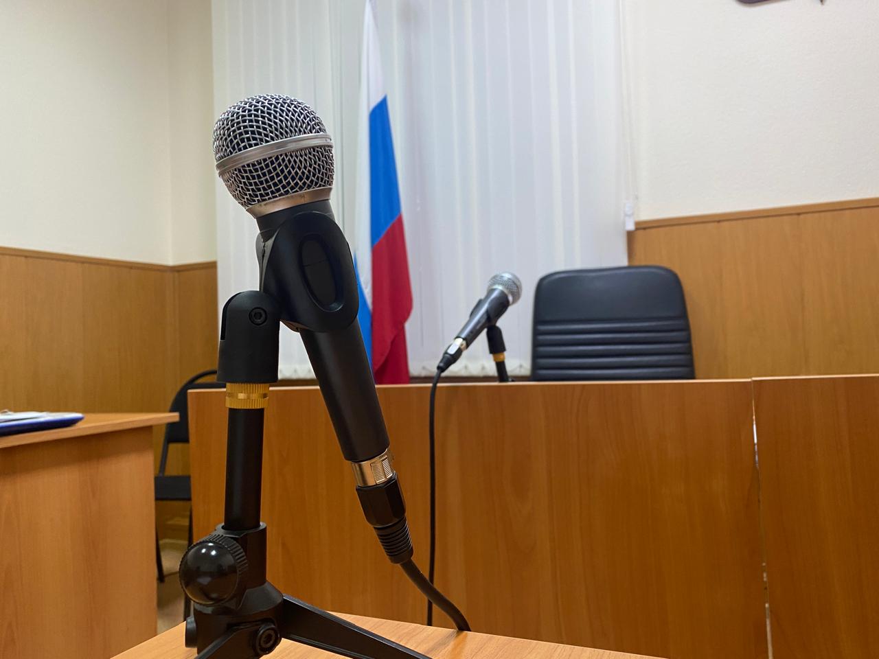 В Таганроге мужчине вынесли приговор за убийство, совершенное 13 лет назад В Таганроге местному жителю вынесли приговор за убийство, совершенное 13 лет назад. Об этом сообщили в донском Следкоме. Тогда в мае 2012 года, на улице Дзержинского, между ним и знакомым произошла ссора. Мужчина в гневе взял деревянную биту и ударил ею другого по голове. В результате потерпевший умер в больнице. После этого злоумышленник скрылся с места преступления и изменил свои личные данные, чтобы его не нашли. В результате работы следователей его задержали спустя несколько лет. Суд признал его виновным в убийстве и приговорил к 11 годам лишения свободы в исправительной колонии строгого режима. Пока приговор не вступил в силу. Предложи нам новость