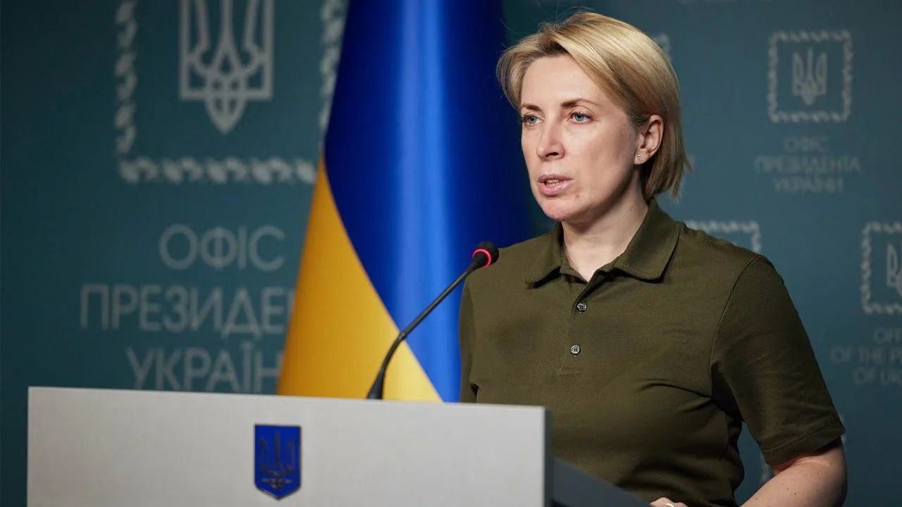 На Украине собираются готовить гражданских лиц к «национальному сопротивлению», сообщила замглавы офиса Зеленского Ирина Верещук. Подготовку будут проходить и мужчины, и женщины. Соответствующий законопроект уже регистрируется в Верховной Раде. Утверждается, что в специальные центры, оборудованные стрельбищами, будут набирать группы добровольцев и тех, кто обучается в рамках образовательных программ.