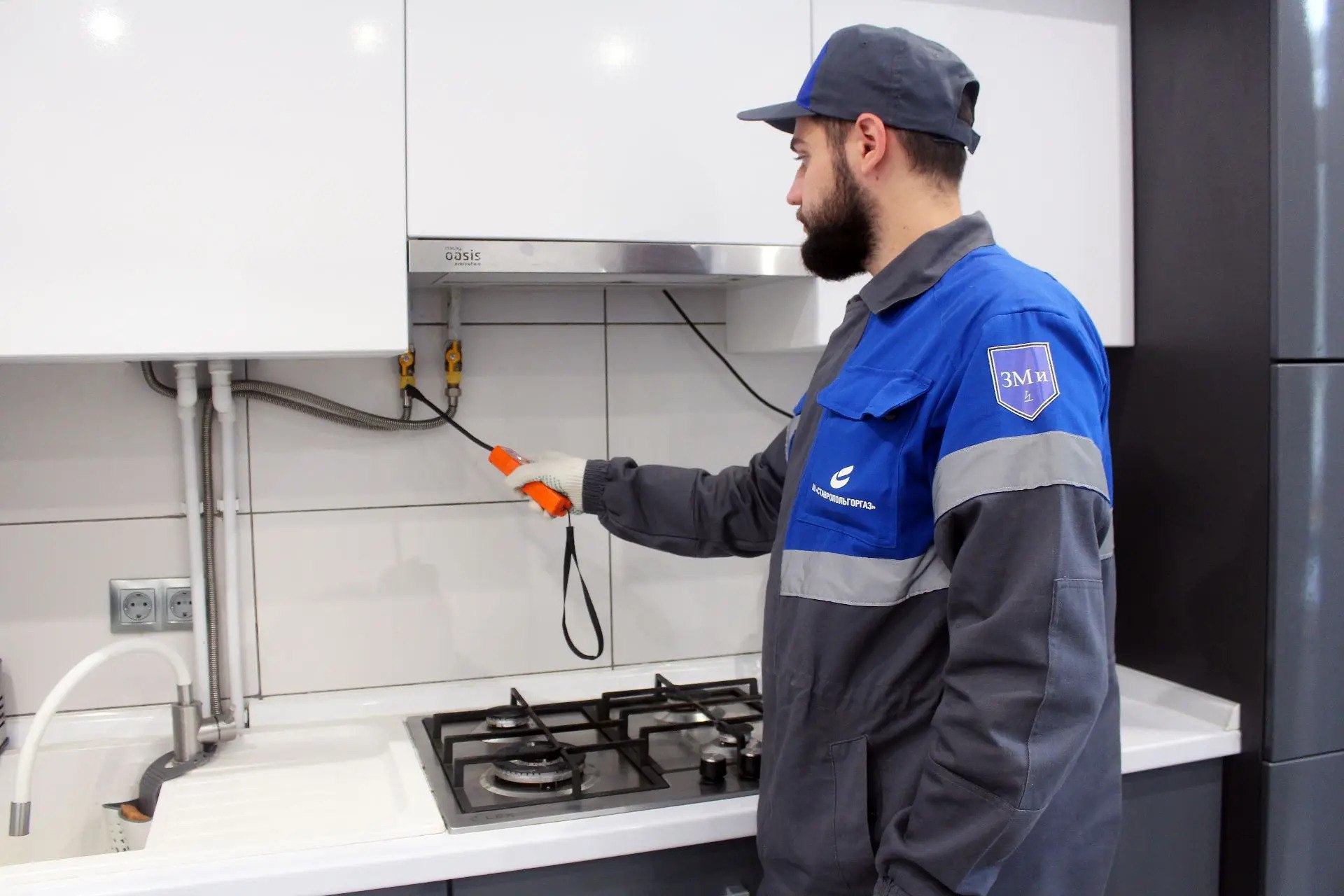 Администрация Ставрополя напоминает о безопасной эксплуатации газового оборудования Накануне на ул Рязанской в Ставрополе шесть человек включая ребёнка пострадали от отравления угарным газом К счастью погибших нет Причина самовольное вмешательство в работу газового котла нарушение дымохода привело к утечке газа в квартиру Администрация Ставрополя и АО Ставропольгоргаз напоминают ремонт и обслуживание газовых приборов должны выполнять только лицензированные специалисты Договор на техническое обслуживание внутридомового газового оборудования стоит оформить заранее Подать заявку на обслуживание оборудования можно по телефону 8 8652 237 104 Ставрополь в MAX