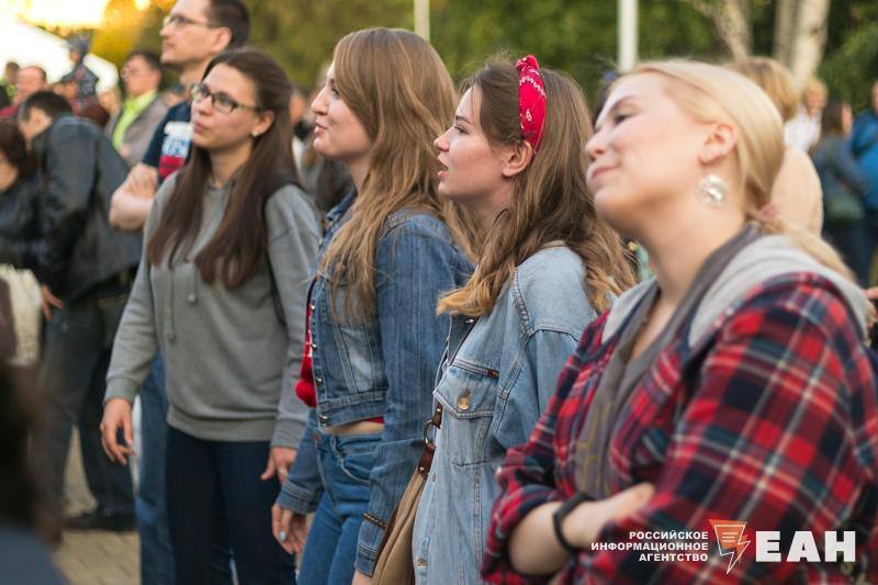 Женщинам, родившим до 23 лет, свердловские власти окажут дополнительные меры поддержки. Законопроект внесен на рассмотрение в региональный парламент  Молодым мамам, проживающим в Свердловской области, чей малыш родился после 1 января 2025 года  - единовременно выплатят 50000 рублей,   -закроют проценты по ипотеке на 500000 рублей,               - а если она учится, ежемесячно будут возмещать 15000 рублей за аренду жилья.