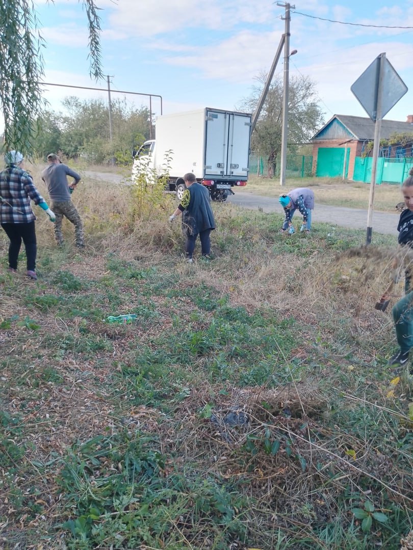 В минувшие выходные в Курганинском районе прошел субботник. В Темиргоевской он собрал представителей муниципальных организаций, руководителей территориальных общественных самоуправлений и неравнодушных жителей станицы.  - Этот день стал настоящим праздником единства и взаимопомощи, когда местные жители объединились для достижения общей цели — улучшения облика своего родного края, - рассказали в администрации поселения. - Мы выражаем огромную благодарность всем, кто принял участие в этом субботнике. Благодаря вашим усилиям наша станица стала еще лучше и комфортнее для жизни. Надеемся, что подобные мероприятия станут традицией и будут проводиться регулярно, чтобы наше поселение стало еще более процветающим и красивым местом для жизни.  ГЛАВНЫЕ НОВОСТИ РАЙОНА