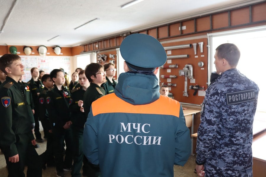 В Магадане росгвардейцы научили подшефных школьников пользоваться огнетушителем В столице Колымы накануне Дня пожарной охраны учащиеся профильного класса Росгвардии лицея № 14 посетили магаданскую специализированную пожарно-спасательную часть. Мероприятие прошло по инициативе росгвардейцев при активном содействии коллег из ГУ МЧС. Подробности в нашем канале ДЗЕН