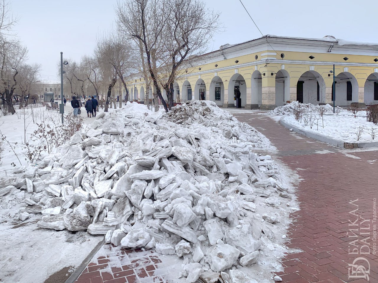 В Улан Удэ официально объявили о появлении платной парковки у Гостиных рядов Она появится весной 2026 года Первые 15 минут стоянки будут бесплатными а затем стоимость составит 30 рублей за каждый час Здесь мало жилых домов однако парковки всегда заняты людьми работающими в этом месте Постоянно занятые машинами сотрудники затрудняют приезд местных жителей и туристов приезжающих за покупками или услугами особенно перед праздниками пояснил начальник центра управления дорожным движением города Василий Дадуев